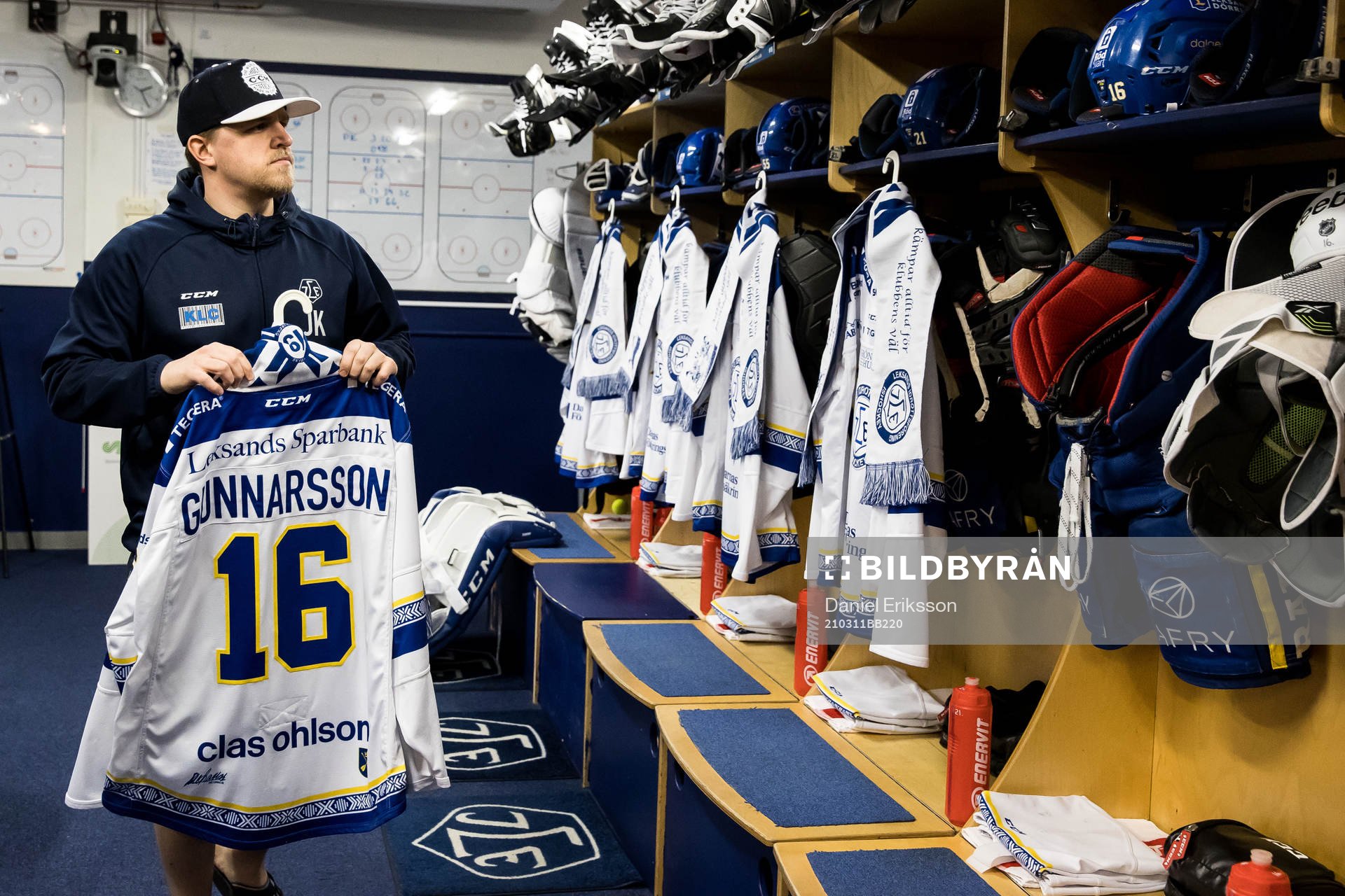 Leksands materialförvaltare Jesper Korning gör i ordning