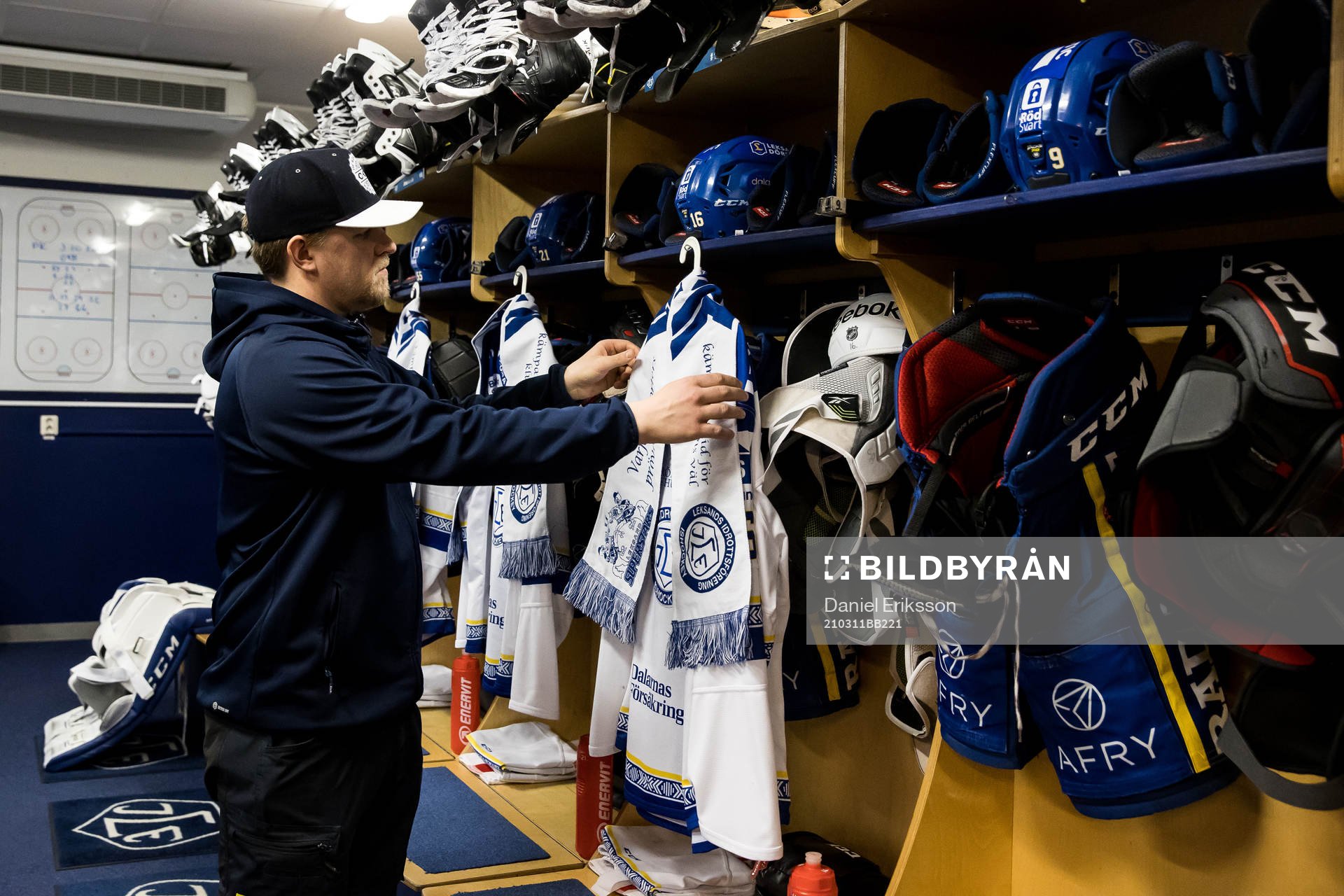 Leksands materialförvaltare Jesper Korning gör i ordning