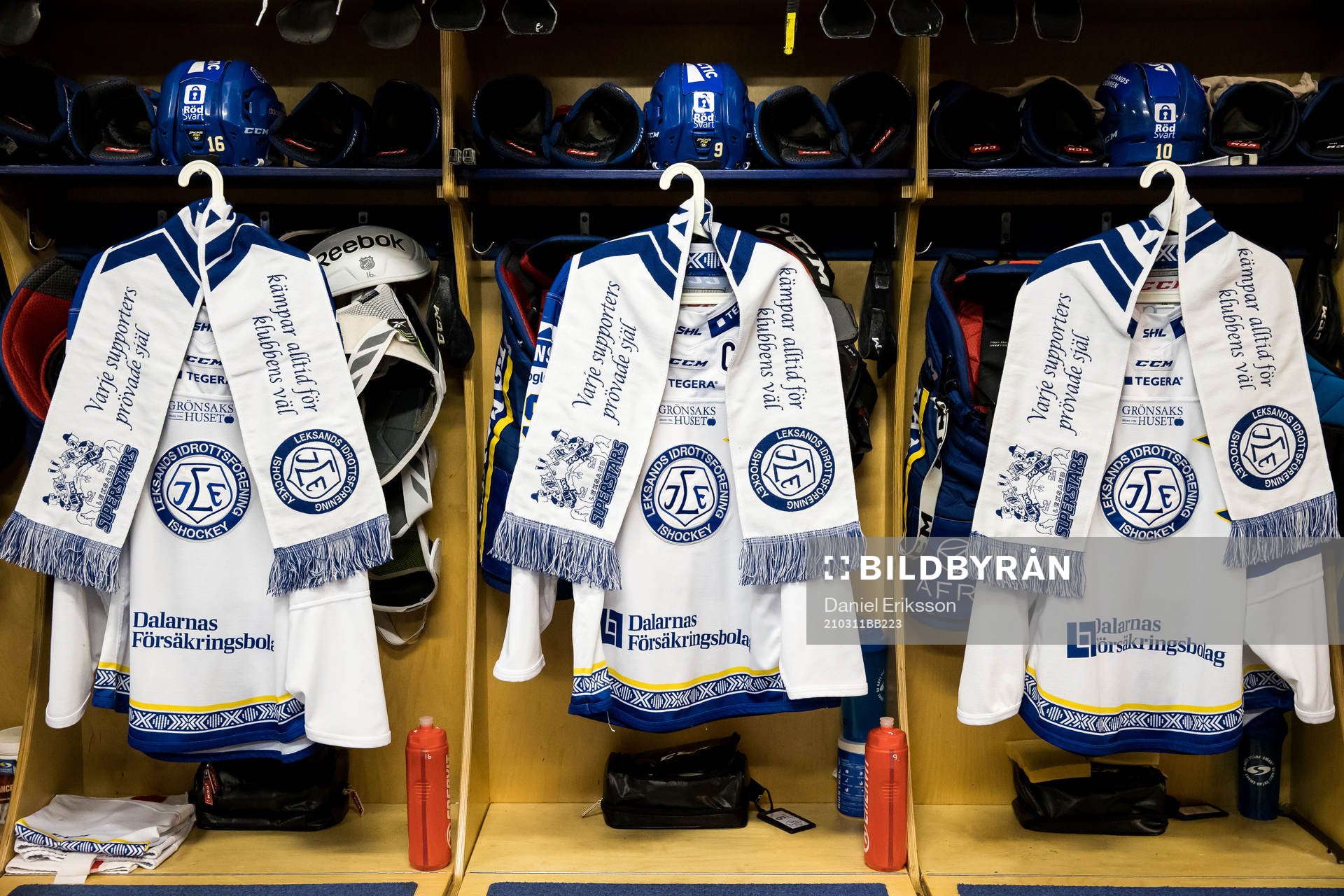 Matchtröjor med halsdukar från Leksand Superstars innan