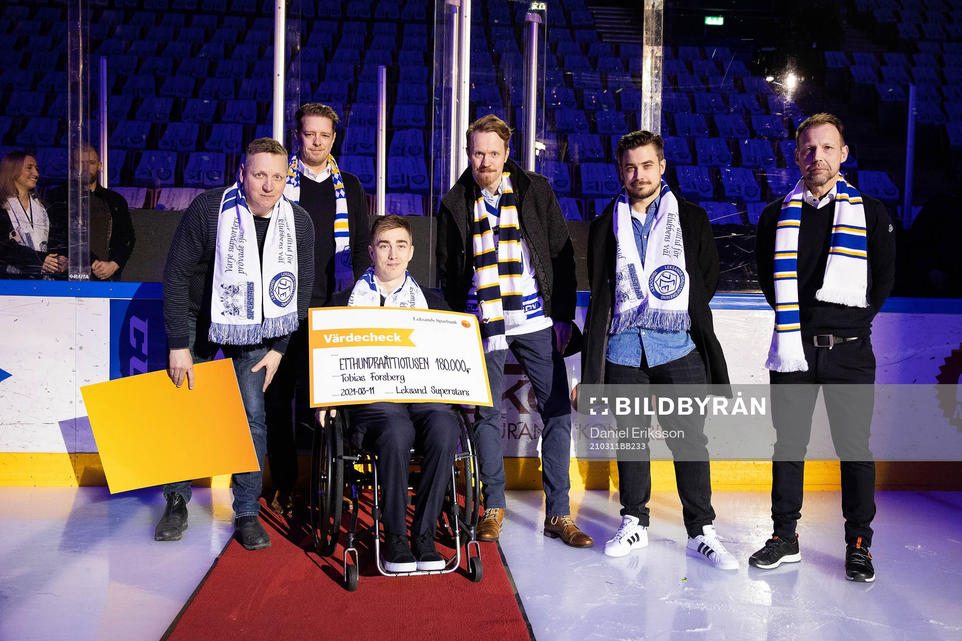 Tobias Forsbergs’s stiftelse tilldelas en check