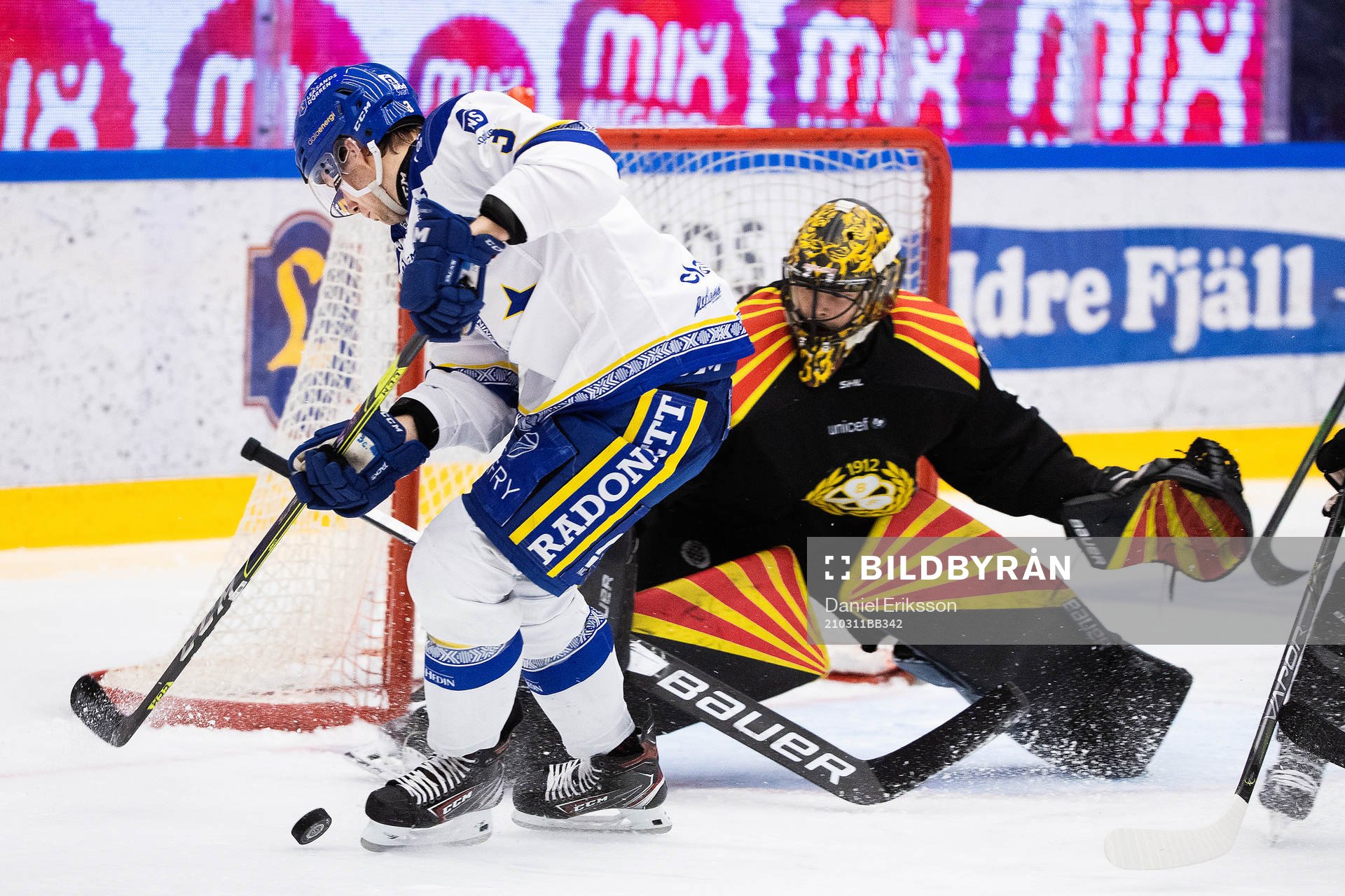 Leksands August Berg och Brynäs målvakt Samuel Ersson