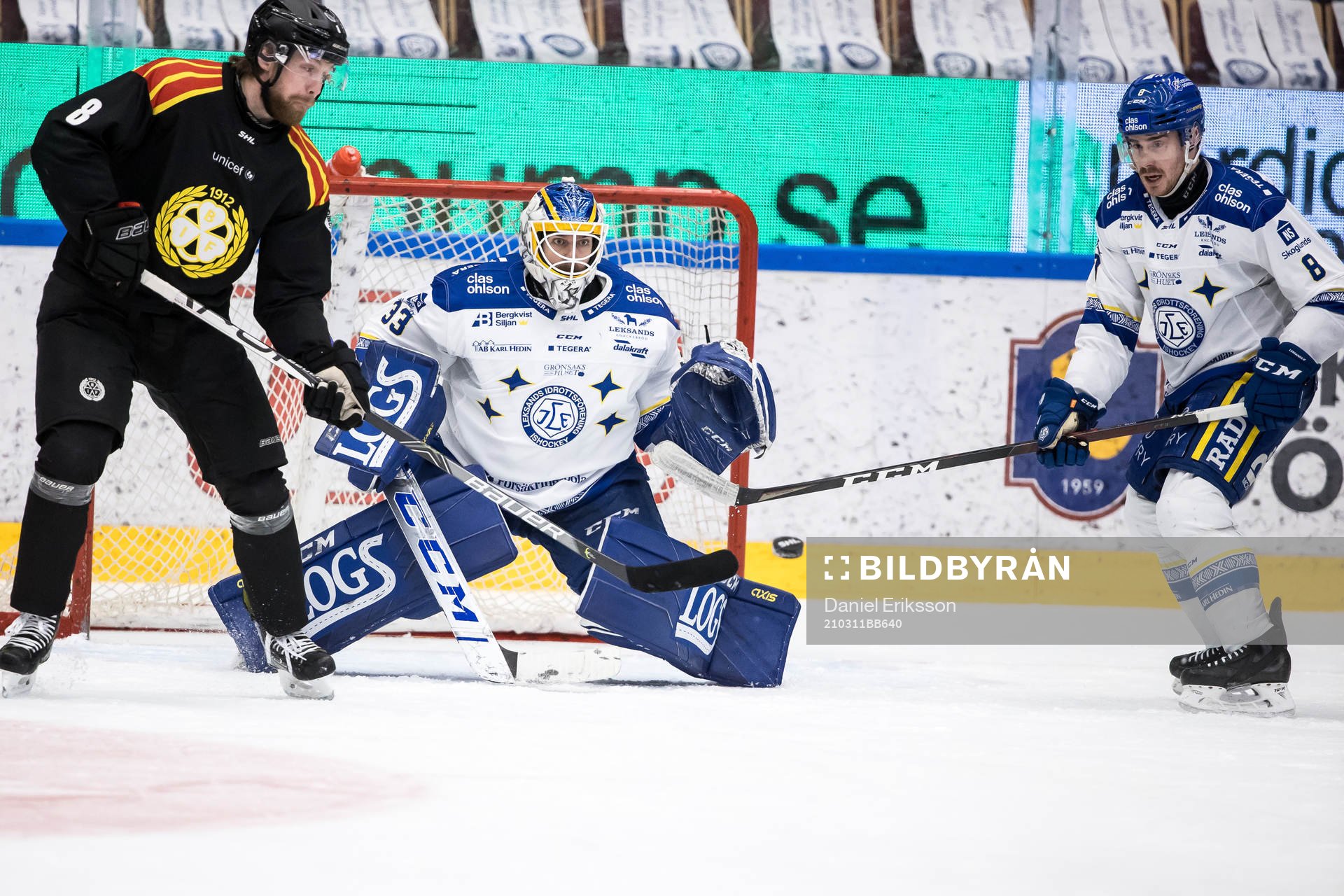 Brynäs John Nyberg och Leksands målvakt Axel Brage och