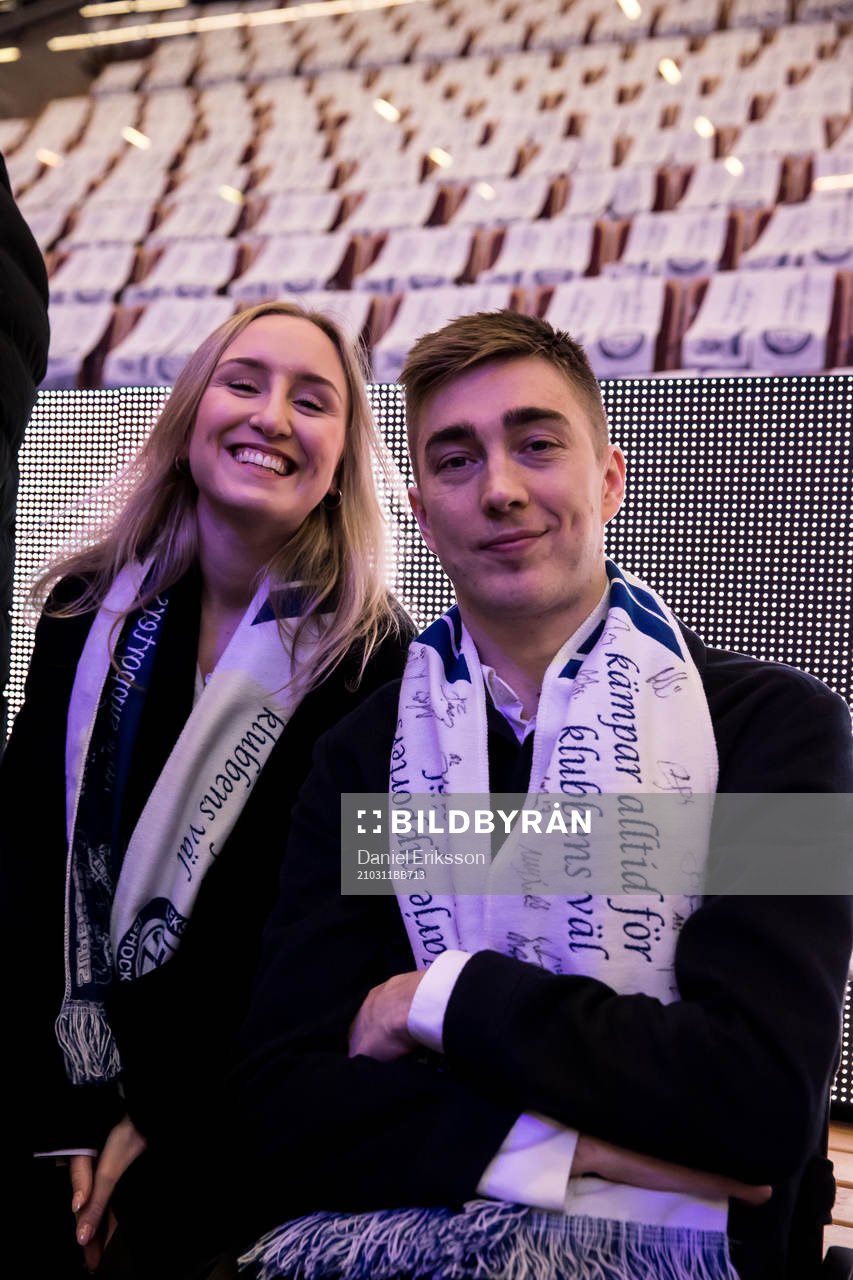 Fillipa Richloow och Tobias Forsberg innan ishockeymatchen