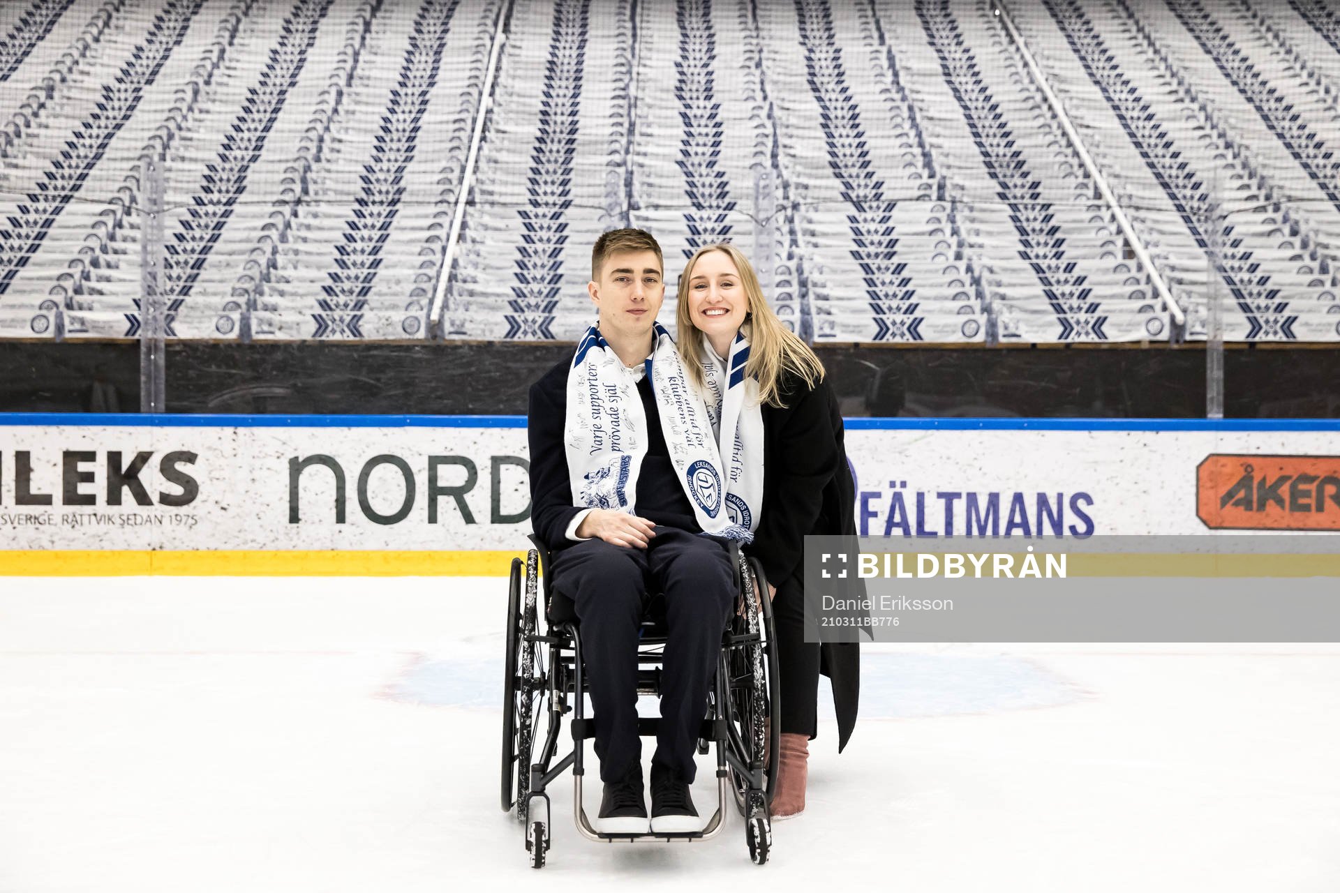 Tobias Forsberg och Filippa Richloow framför norra stå