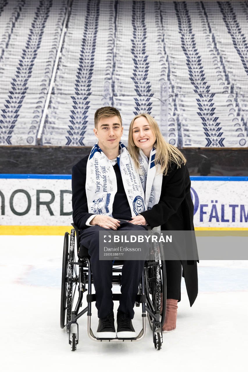 Tobias Forsberg och Filippa Richloow framför norra stå