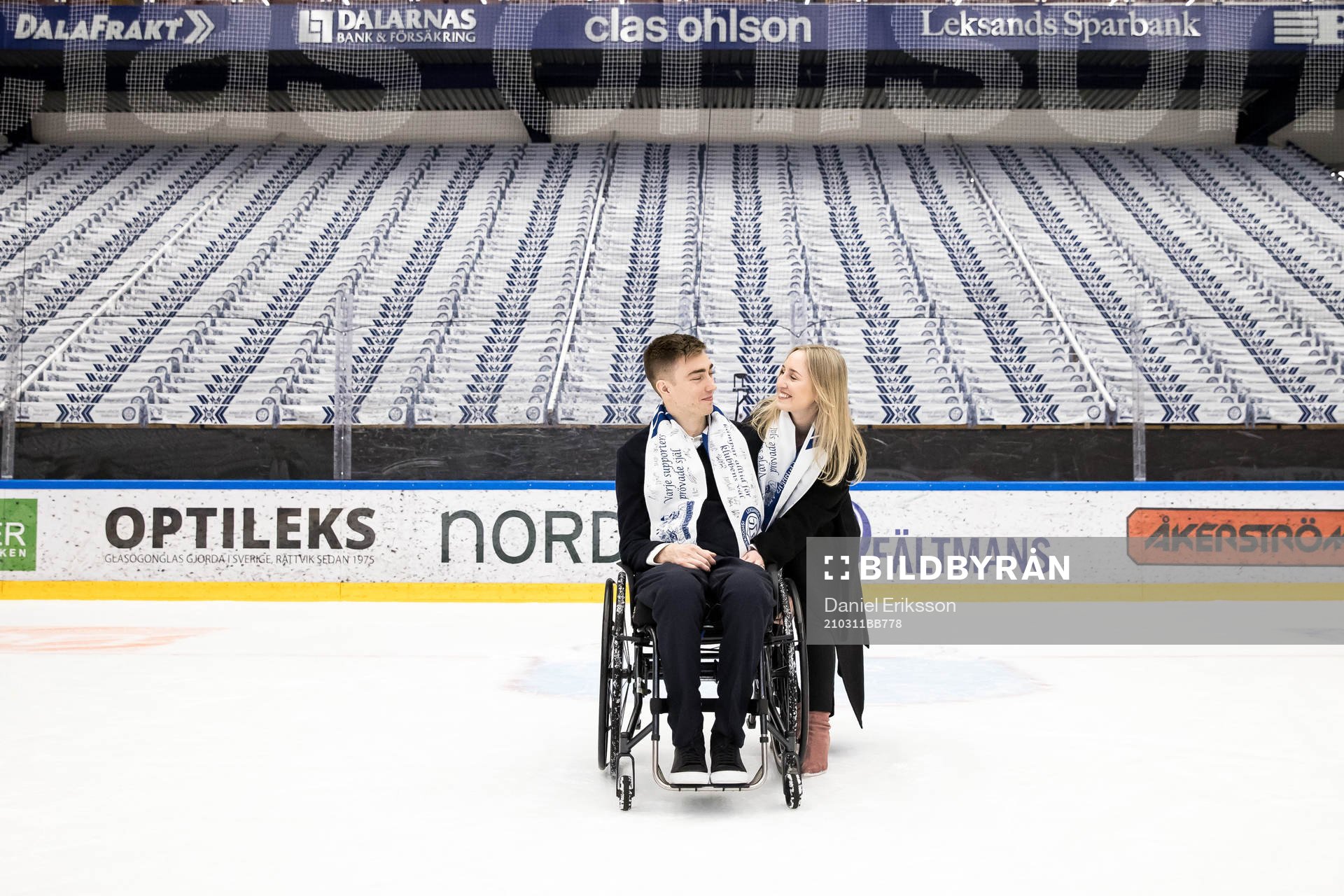 Tobias Forsberg och Filippa Richloow framför norra stå