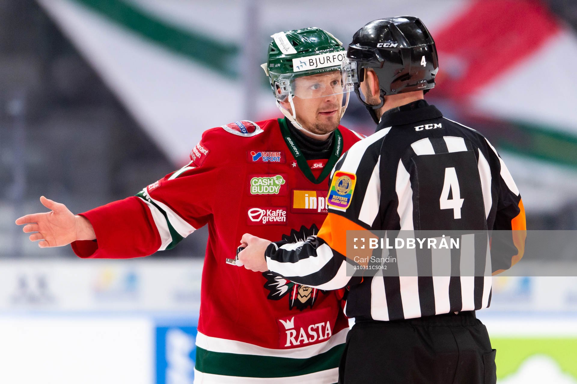 Frölundas Nicklas Lasu pratar med domaren