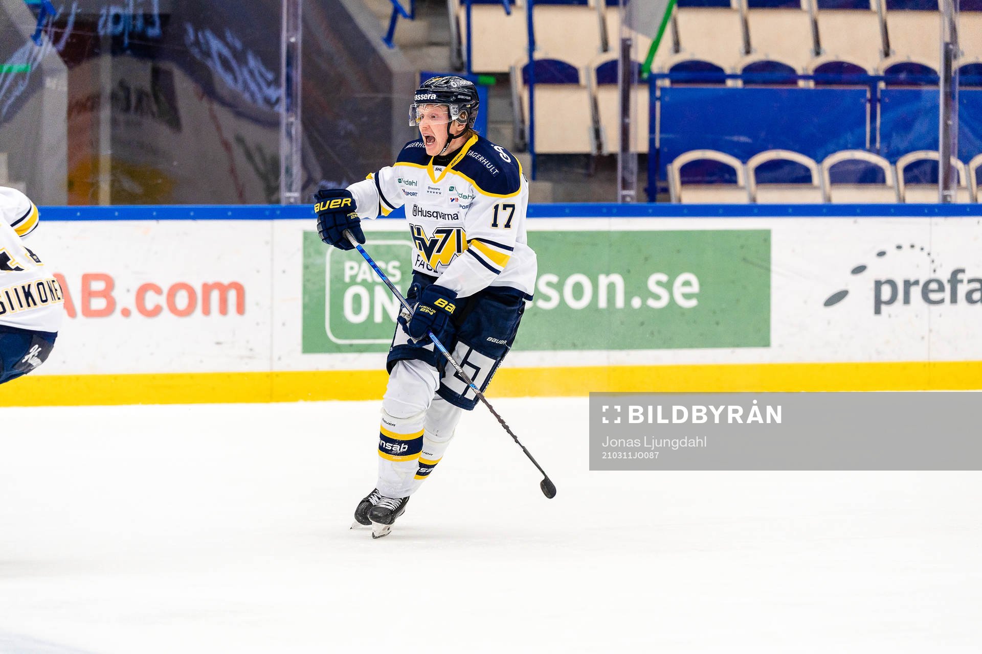 s Emil Johansson skriker