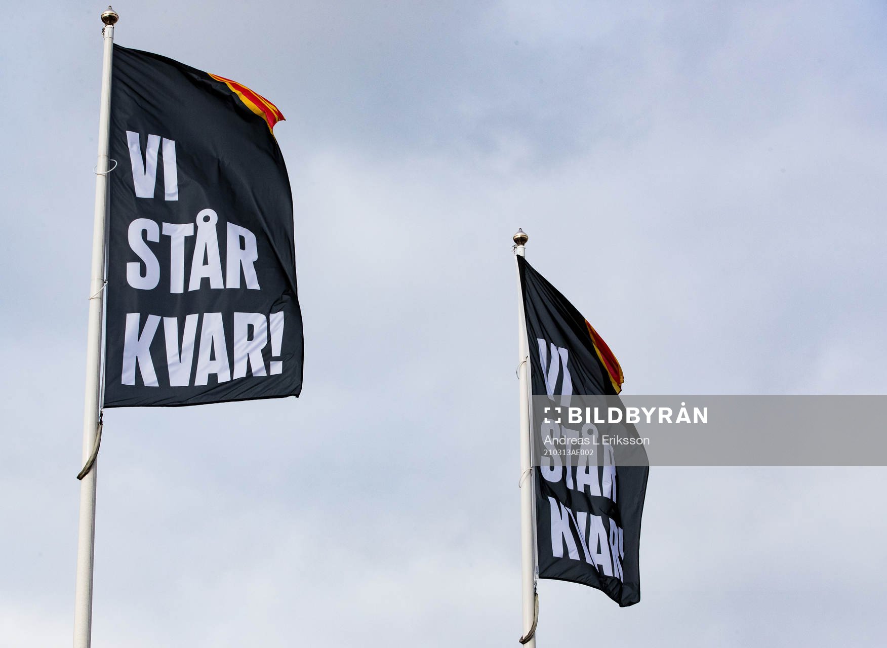 Flaggor med texten VI STÅR KVAR innan ishockeymatchen i