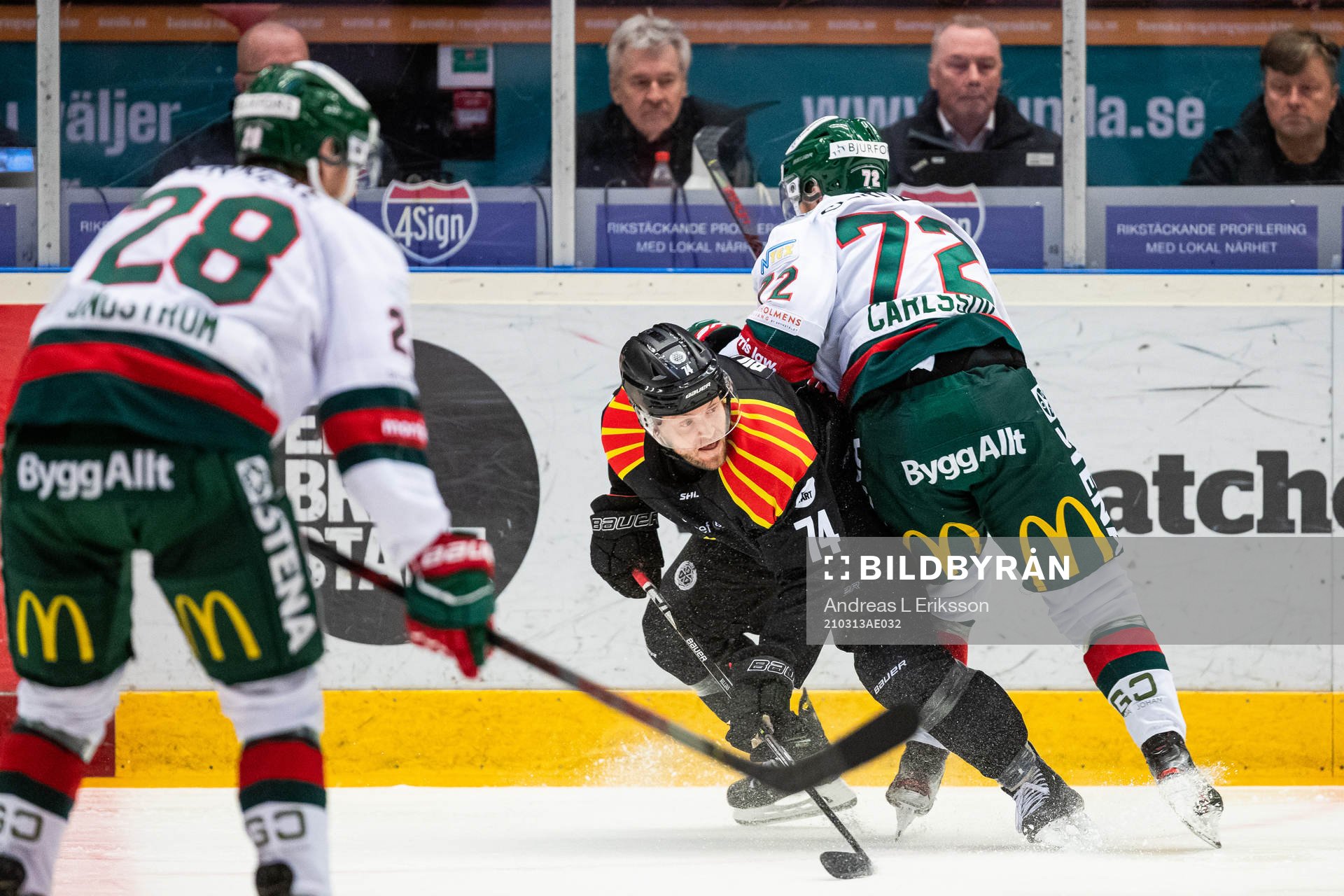 Brynäs Chad Billins och Frölundas fr72<i kamp om pucken