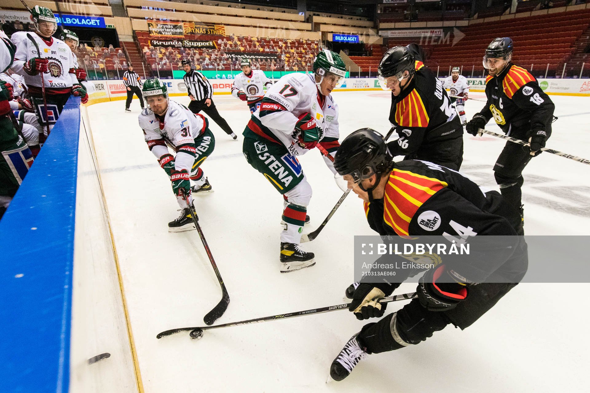 Frölundas Nicklas Lasu och Robin Alvarez i kamp om pucken