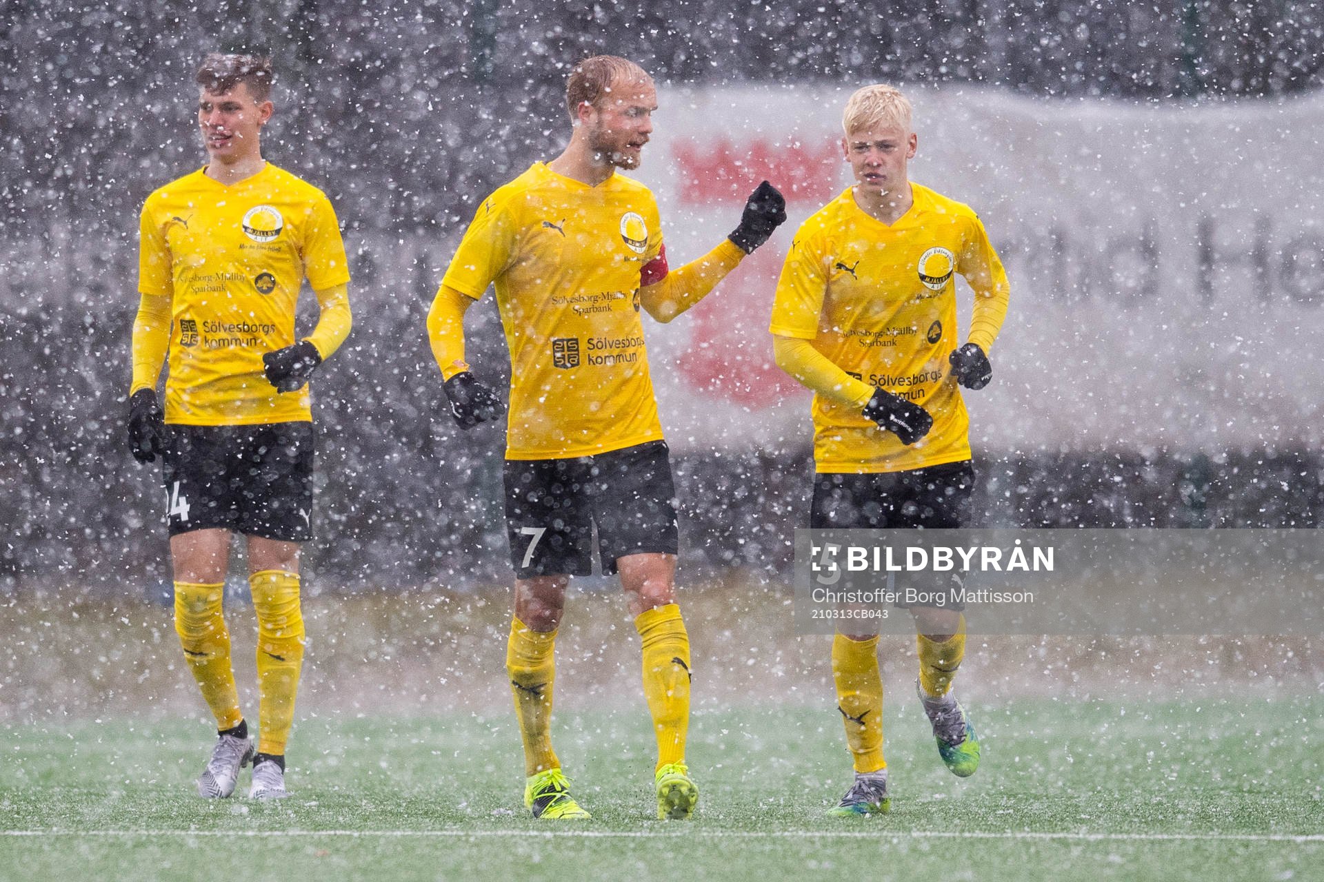Mjällbys Taylor Silverholt, Viktor Gustafson och Otto Rosengren jublar efter 2-2 under träningsmatchen i fotboll mellan Helsingborg och Mjällby den 13 mars 2021 i Helsingborg.
