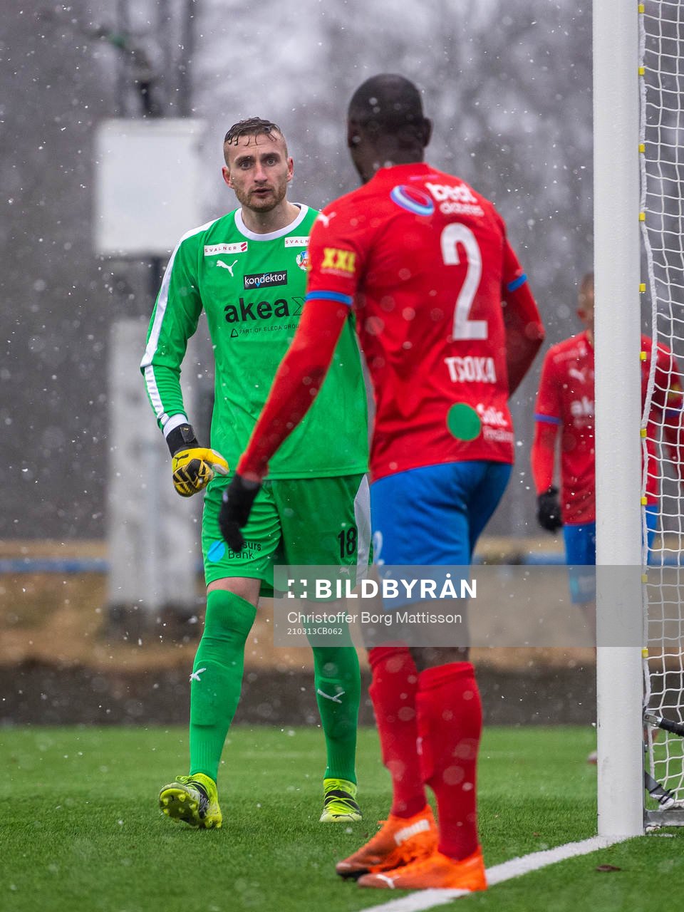Helsingborgs målvakt Alexander Nilsson i samtal med