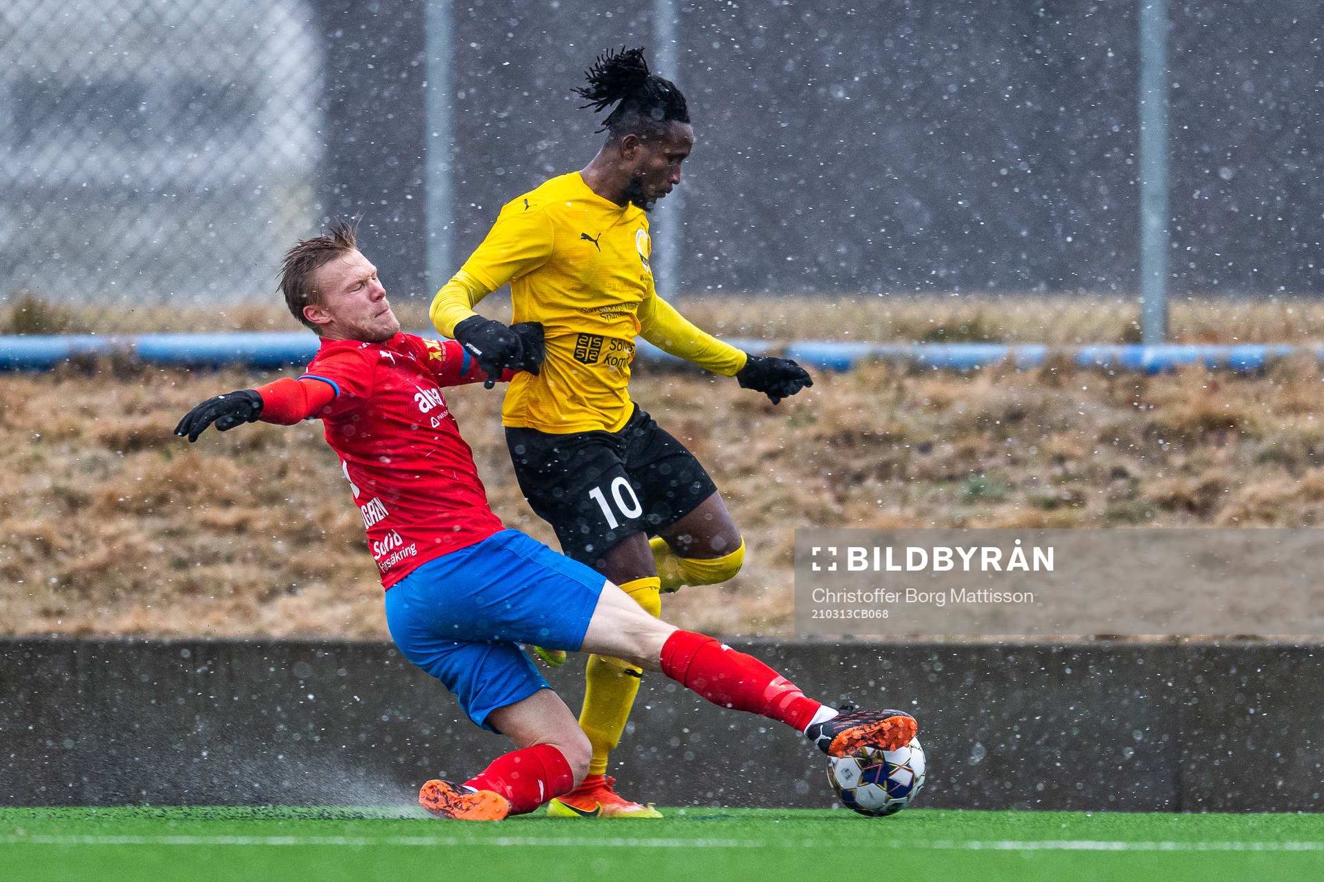 Helsingborgs Andreas Landgren och Mjällbys Mamudu Moro