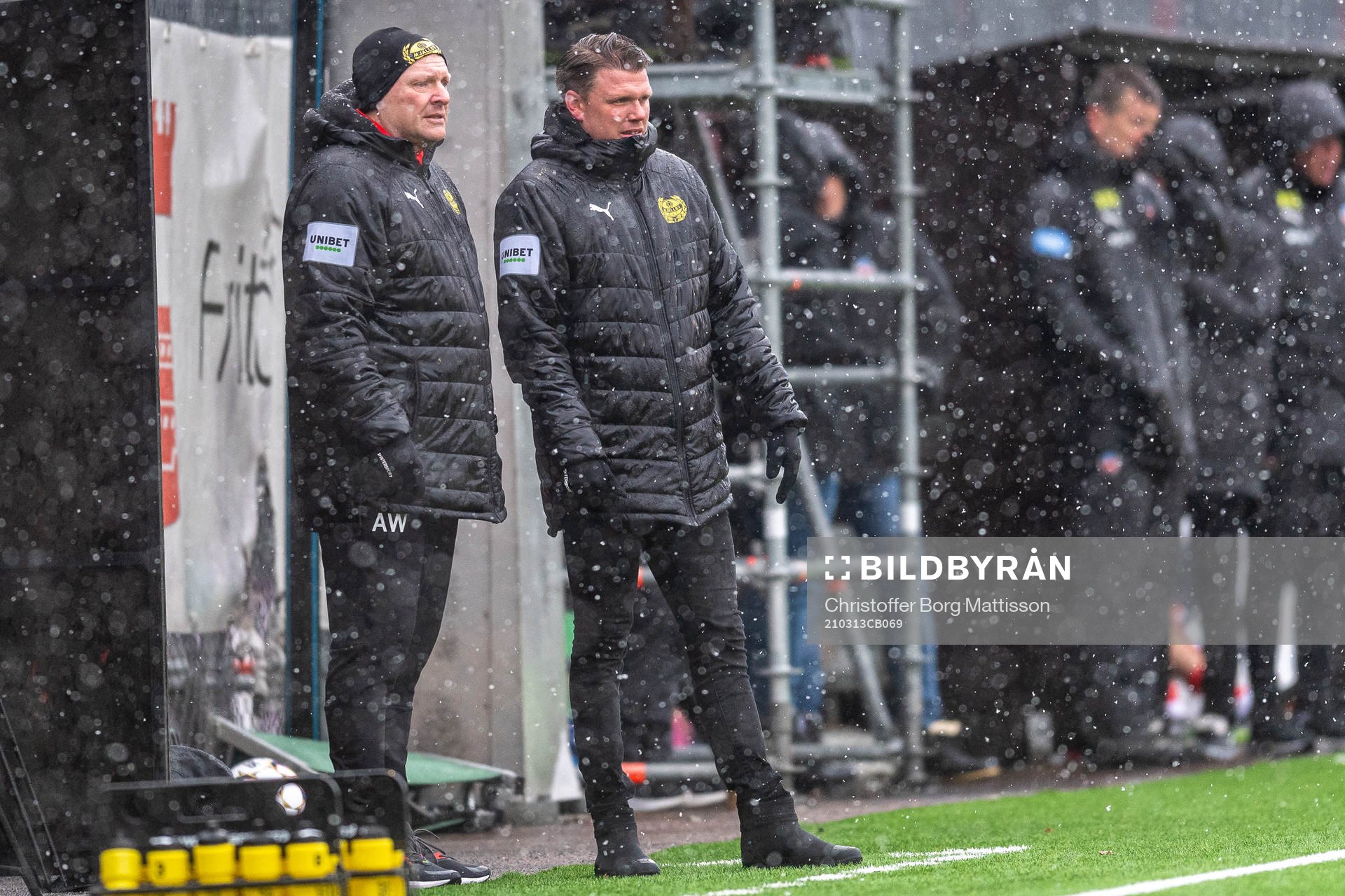 Mjällbys assisterande tränare Alf Westerberg och Christian Järdler under träningsmatchen i fotboll mellan Helsingborg och Mjällby den 13 mars 2021 i Helsingborg.