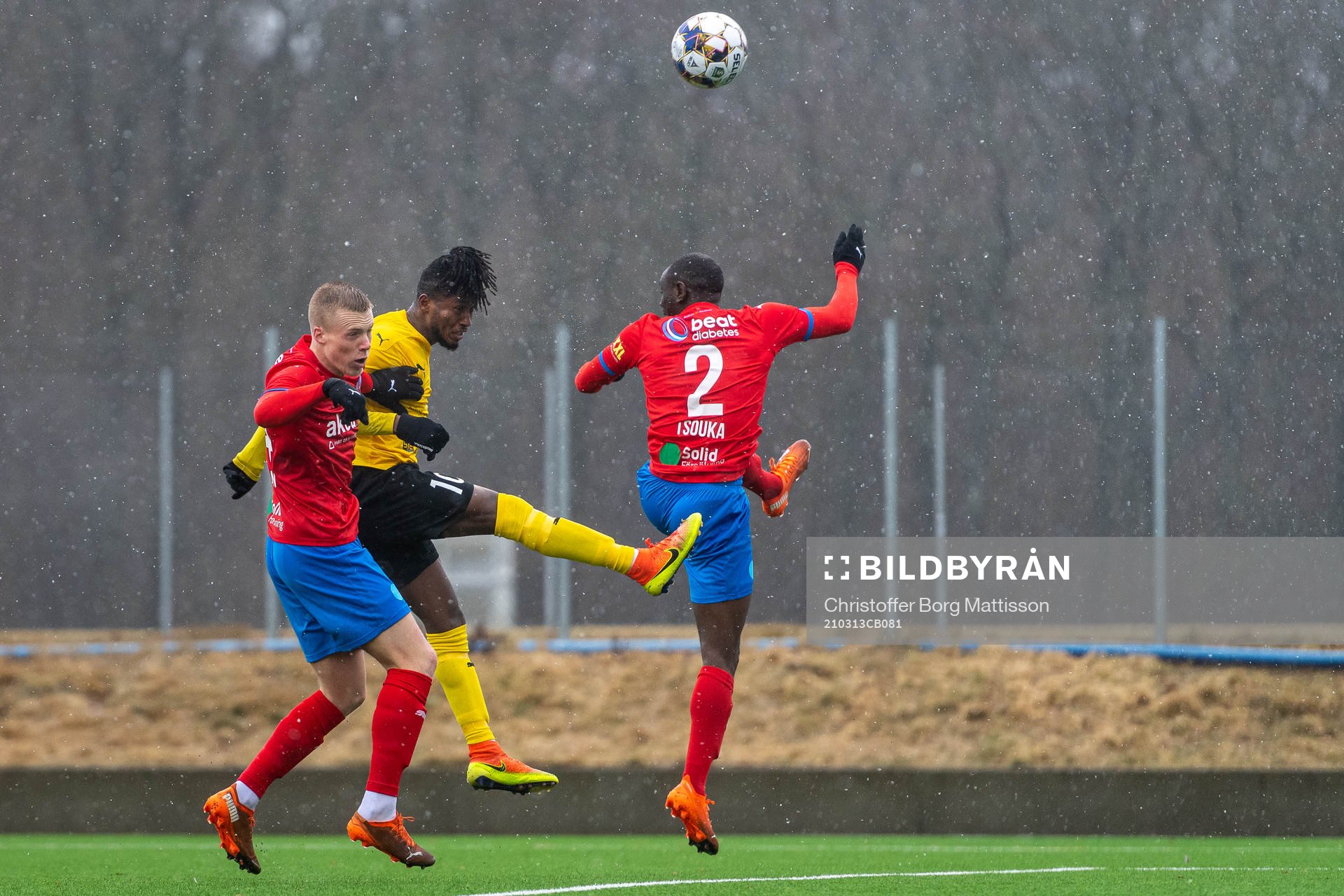Mjällbys Mamudu Moro oroar framför mål