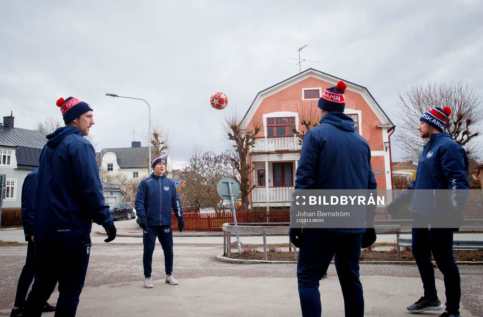 Oskarshamns spelarna värmer upp med fotboll