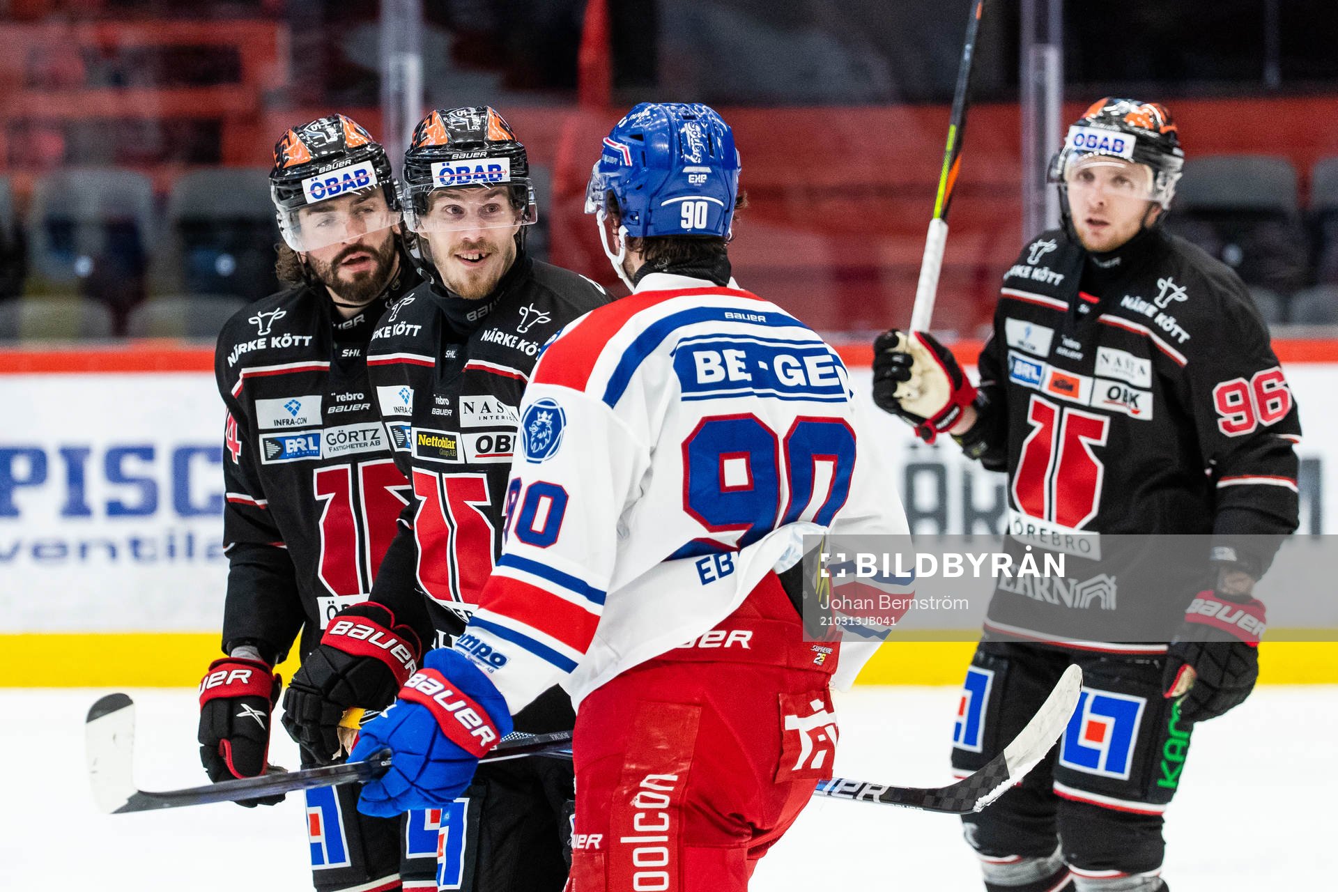 Örebros Emil Larsson i diskussion med Oskarshamns Lance