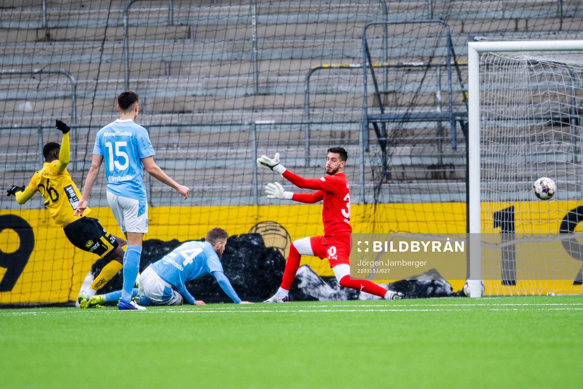 Elfsborgs Marokhy Ndione gör 2-0 bakom Malmö FFs målvakt
