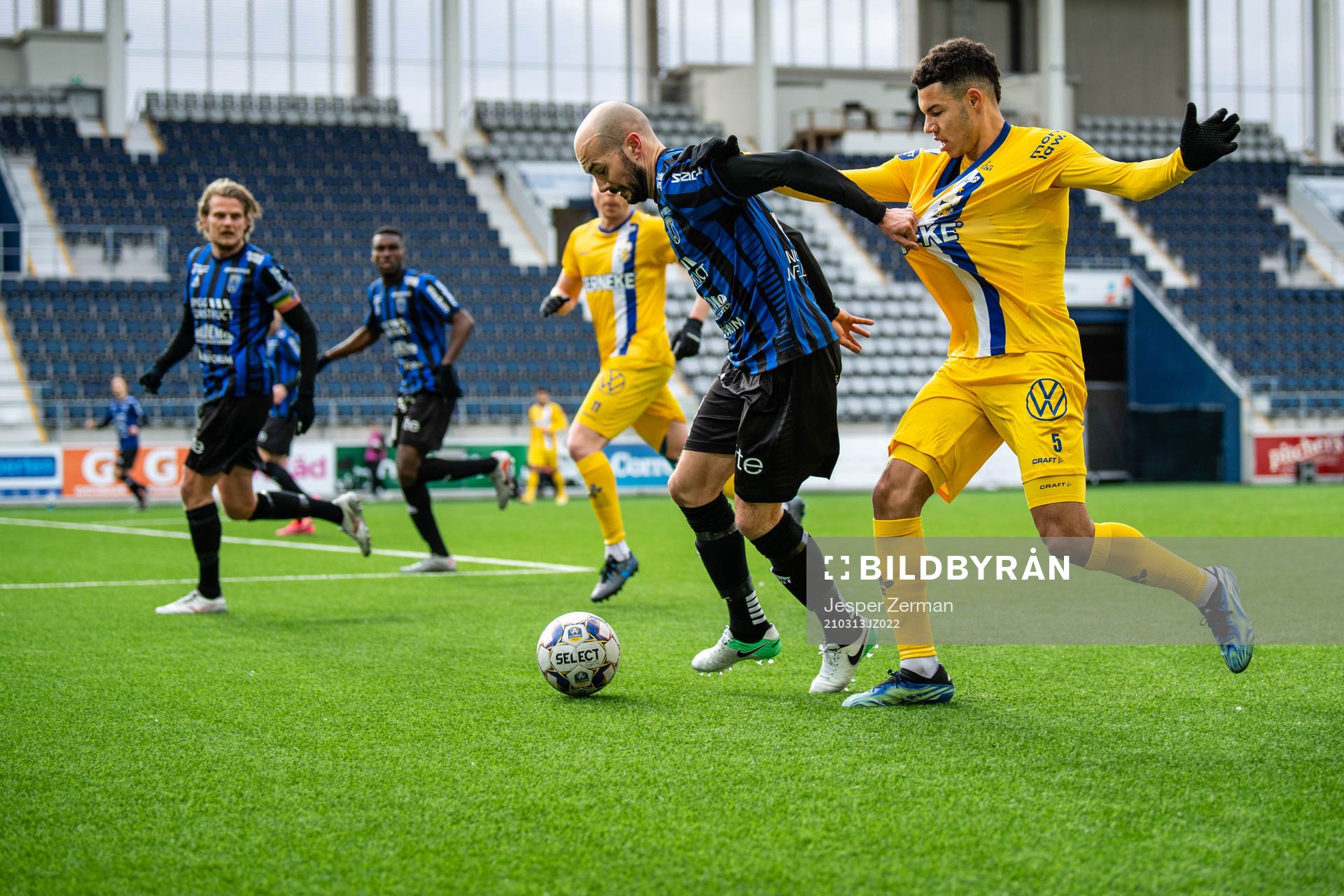 Sirius Karl Larson och IFK Göteborgs Alexander Jallow
