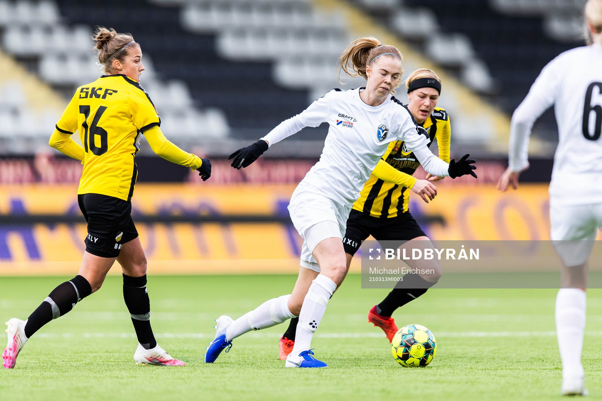 Häckens Filippa Angeldahl och Luna Nörgaard Gevitz i kamp med Växjös Elin Nilsson under fotbollsmatchen i Svenska Cupen mellan Häcken och Växjö den 13 mars 2021 i Göteborg.