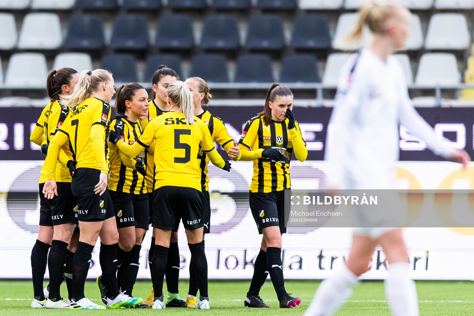 Häckens Johanna Rytting Kaneryd jublar med lagkamrater