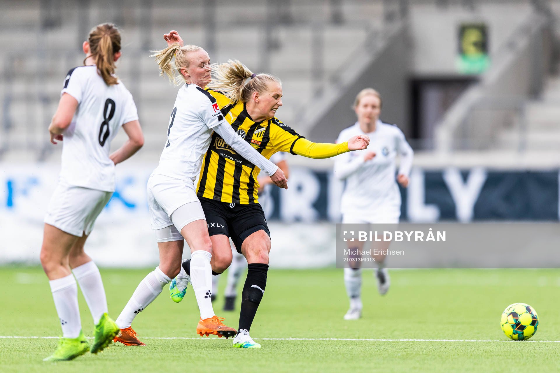 Växjös Emma Pennsäter och Häckens Stina Blackstenius