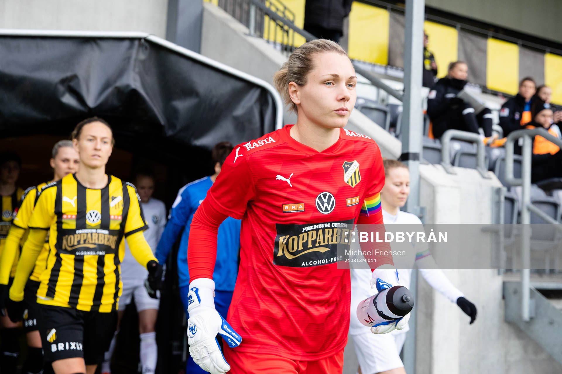 Häckens målvakt Jennifer Falk innan fotbollsmatchen i