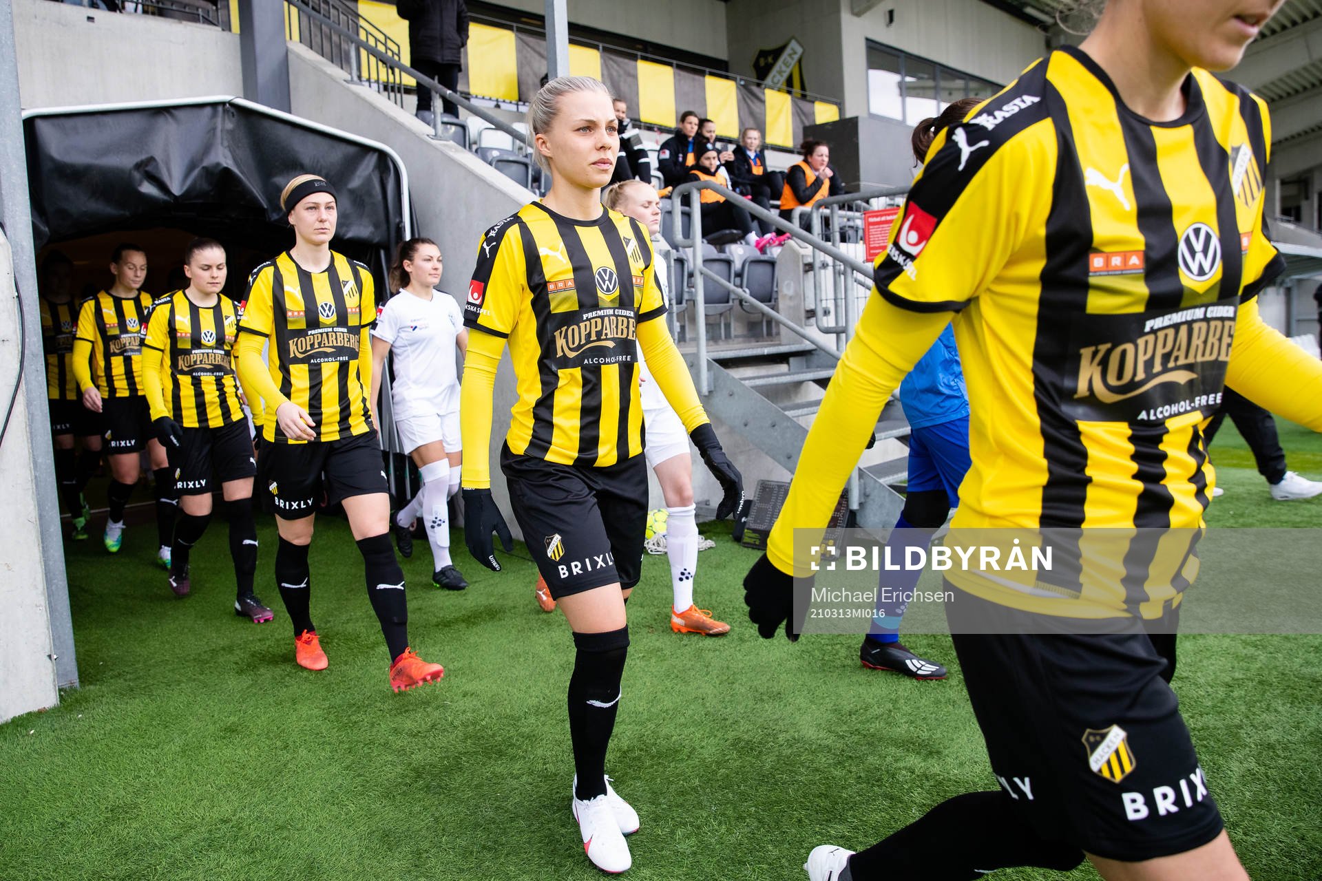 Häckens Lotta Ökvist innan fotbollsmatchen i Svenska