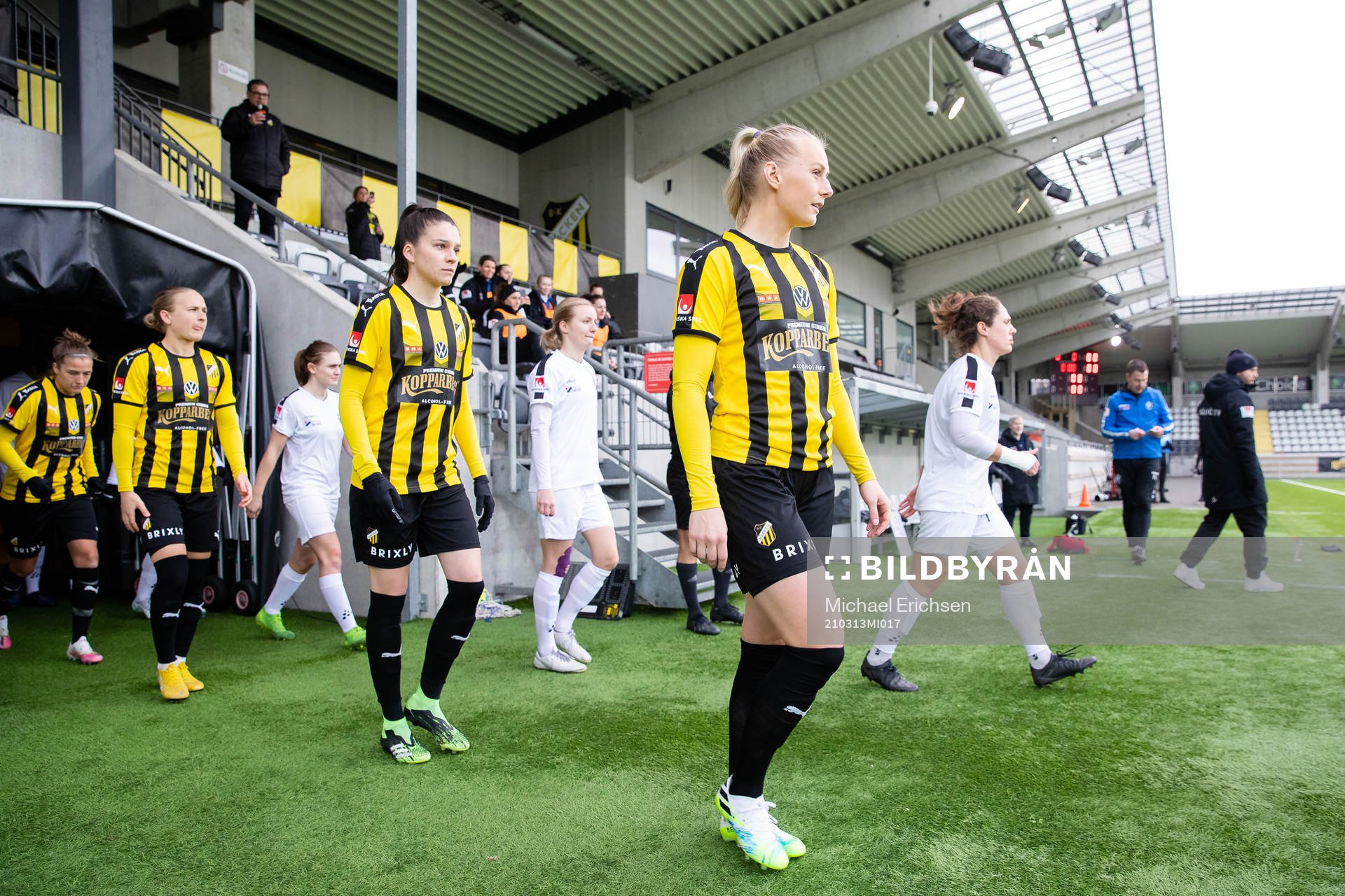 Häckens Stina Blackstenius innan fotbollsmatchen i Svenska