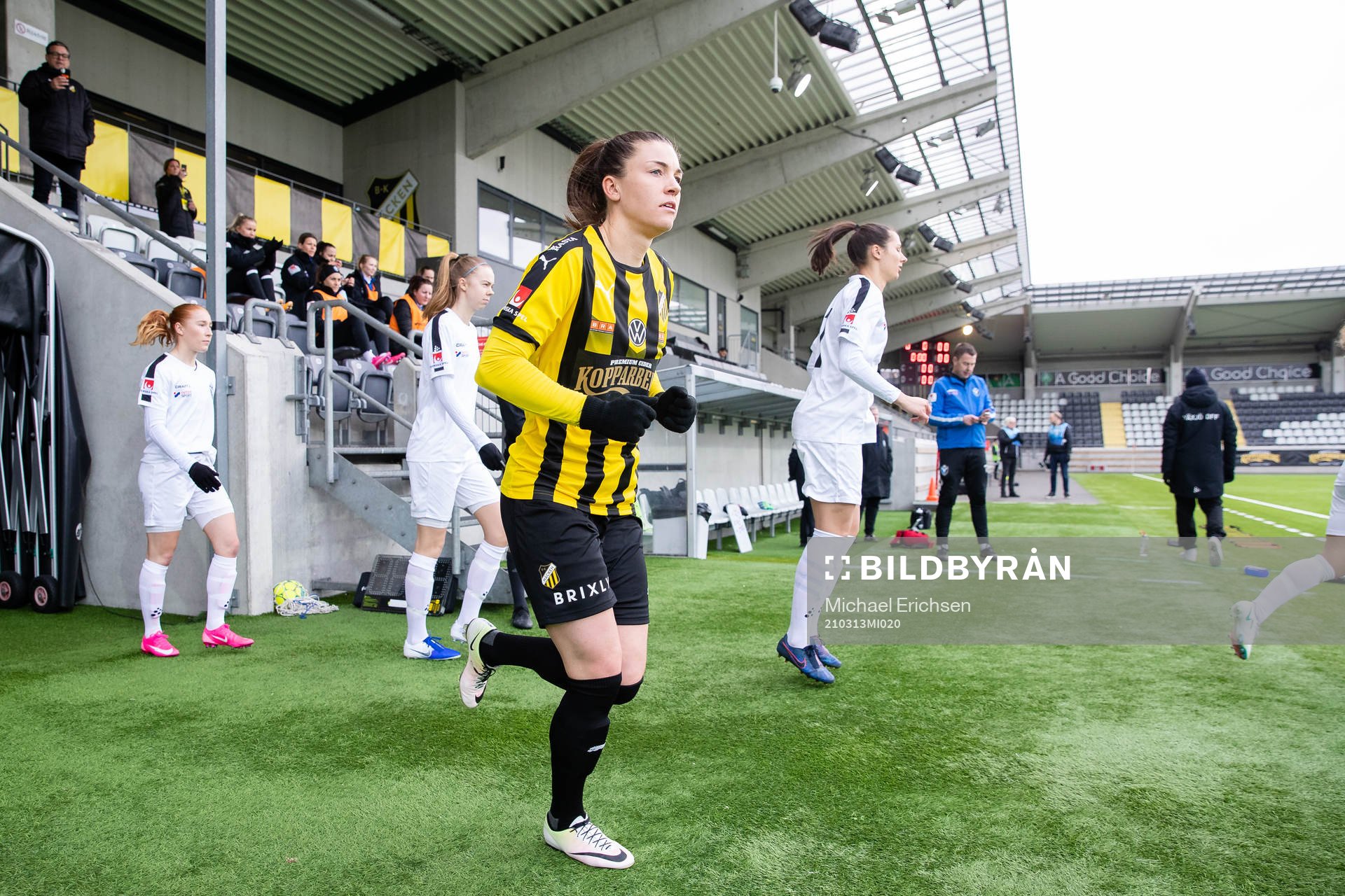 Häckens Pauline Hammarlund innan fotbollsmatchen i Svenska