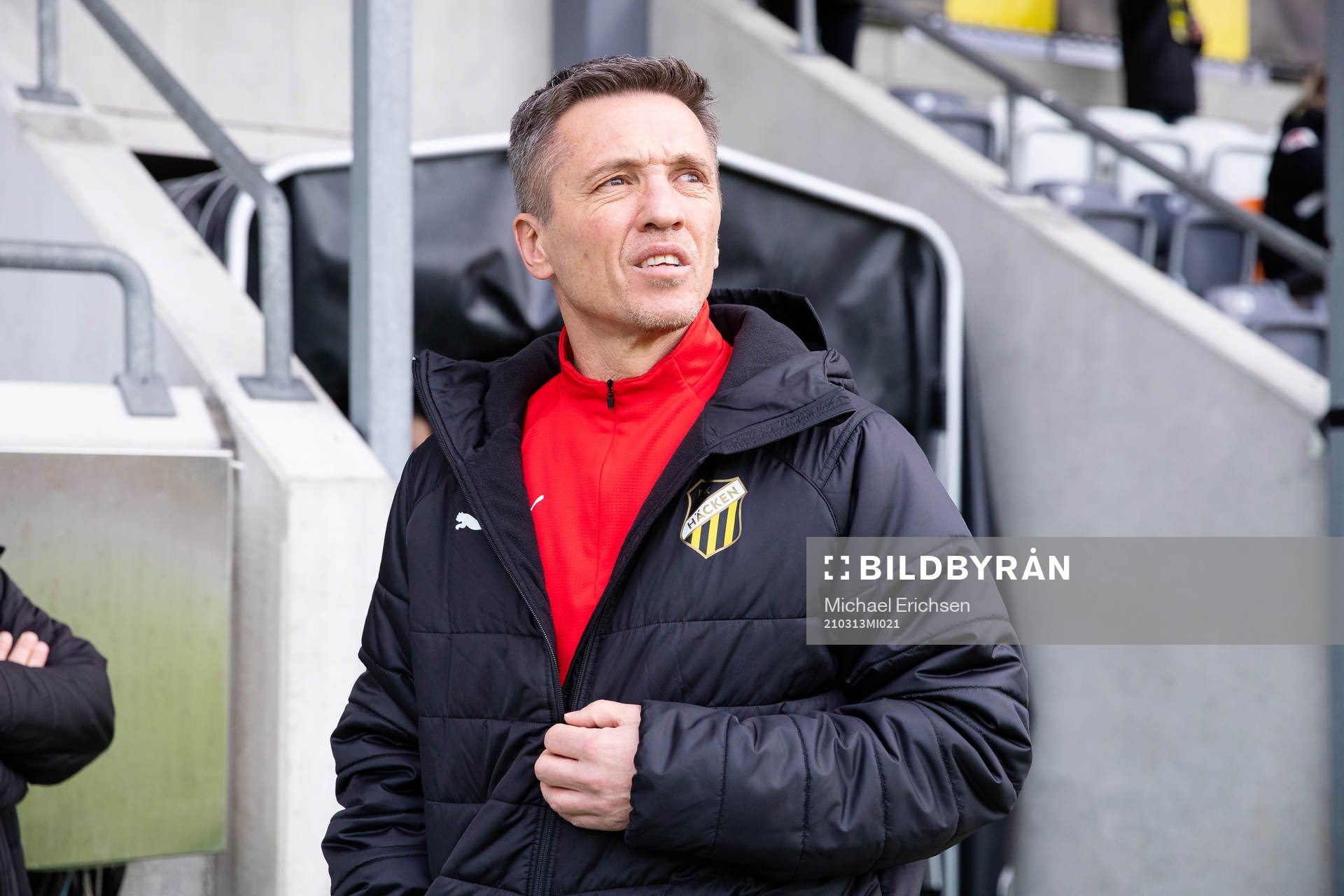 Häckens tränare Mats Gren innan fotbollsmatchen i Svenska