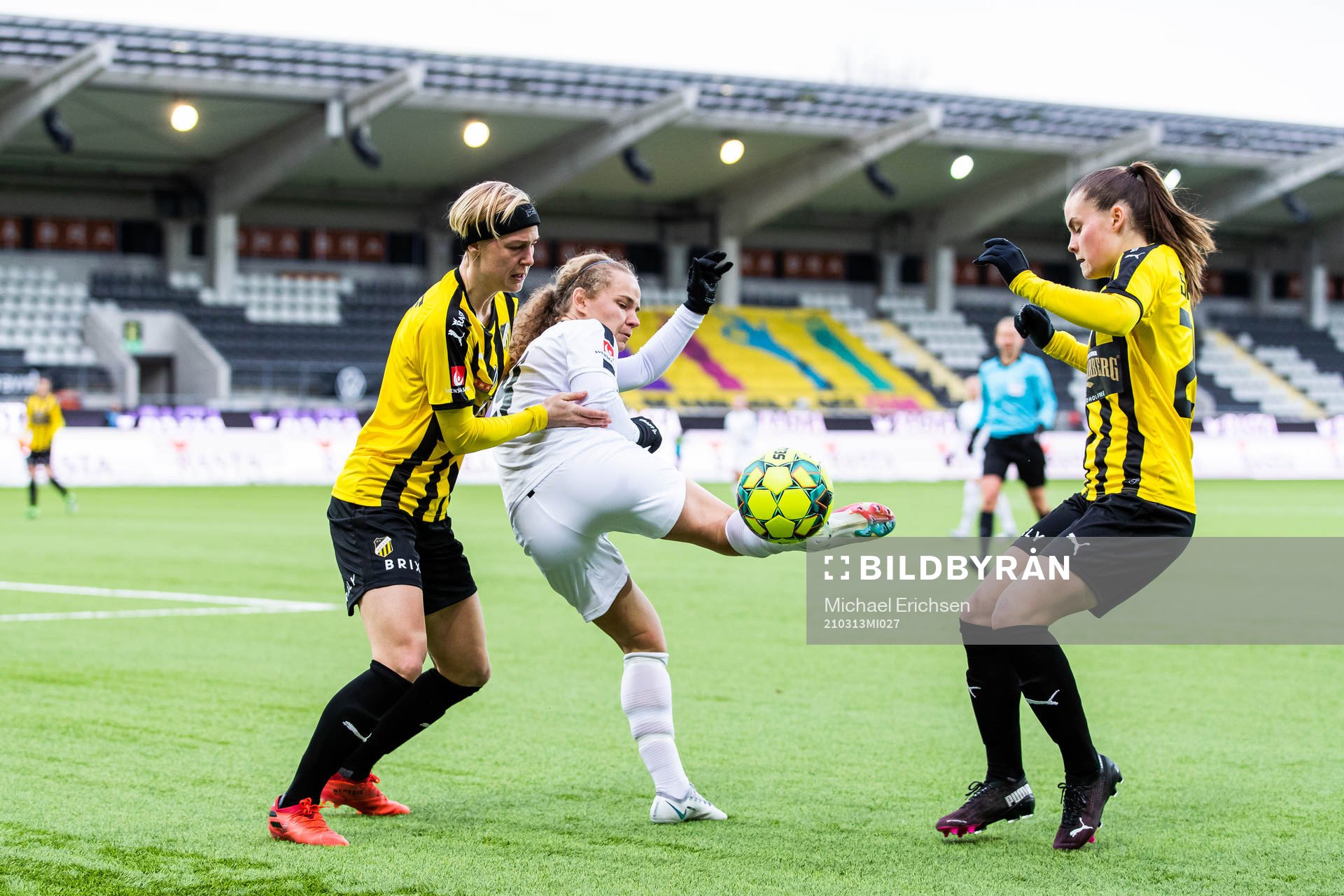 Häckens Luna Nörgaard Gevitz och Hanna Wijk i kamp med Växjös Signe Holt Andersen under fotbollsmatchen i Svenska Cupen mellan Häcken och Växjö den 13 mars 2021 i Göteborg.