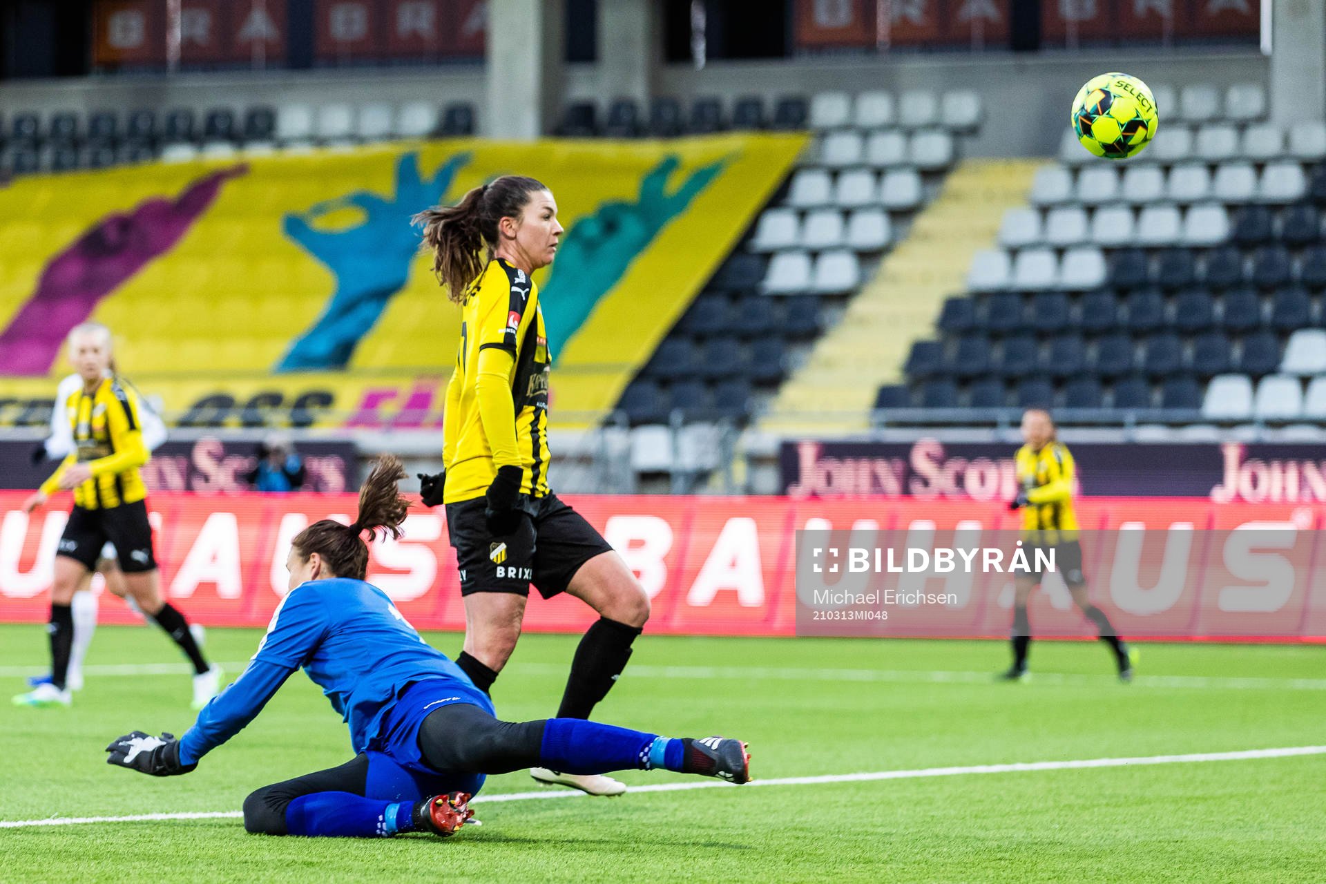 Växjös målvakt Katlynn Fraine och Häckens Pauline