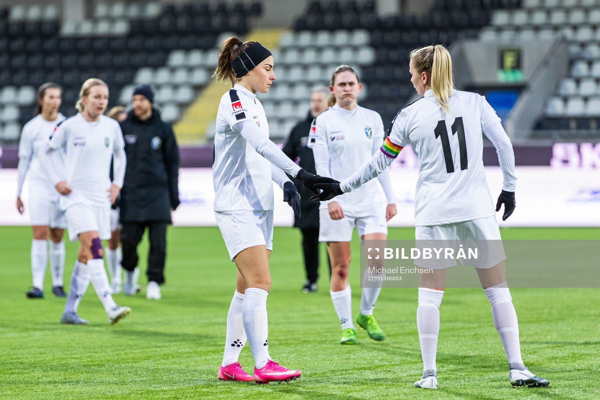 Växjös Andrea Mist Palsdottir och Emmi Alanen deppar