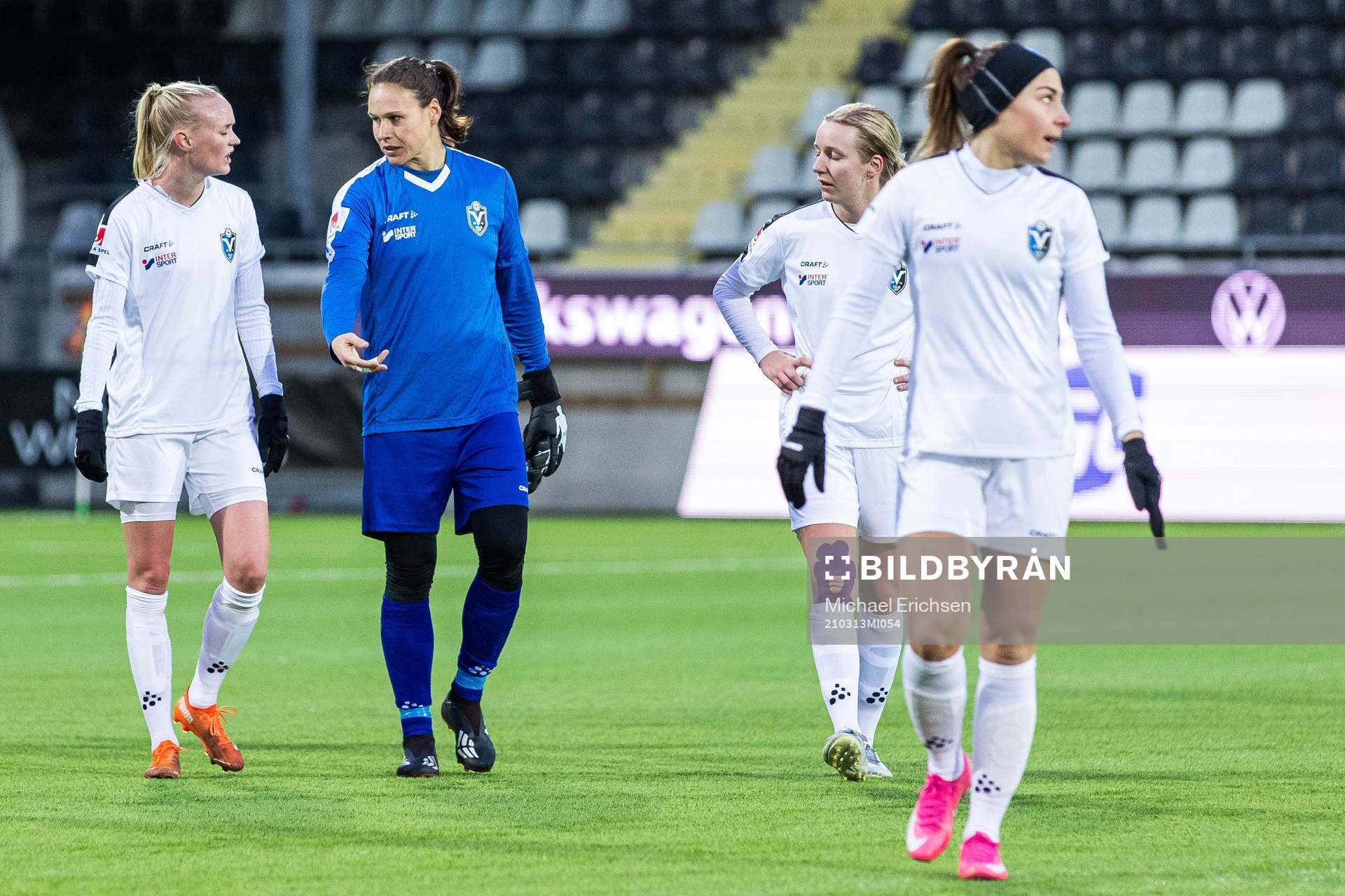 Växjös Emma Pennsäter och målvakt Katlynn Fraine deppar