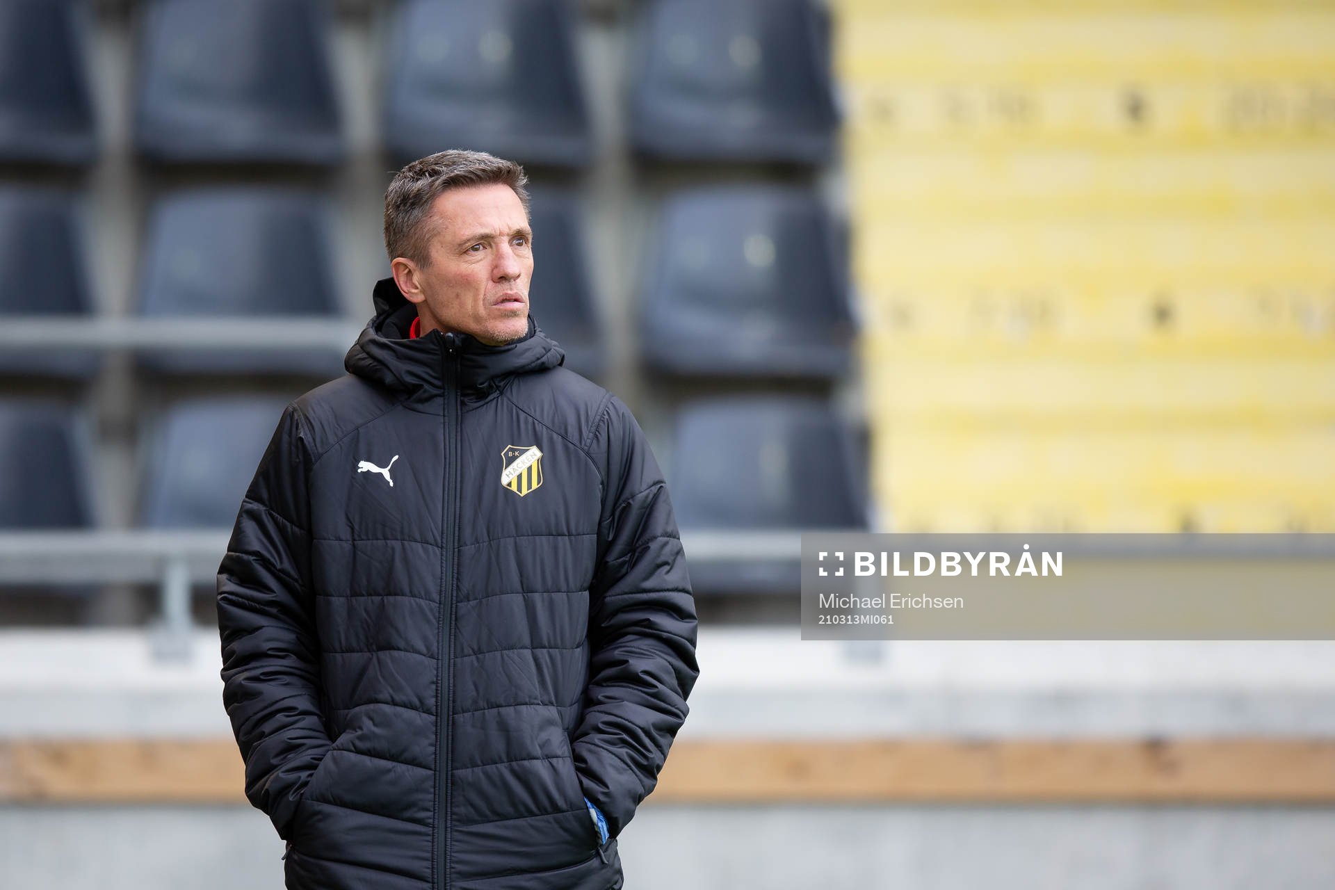 Häckens tränare Mats Gren innan fotbollsmatchen i Svenska