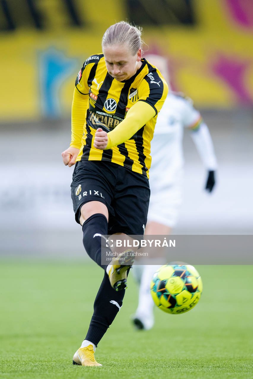 Häckens Filippa Curmark skjuter ett skott