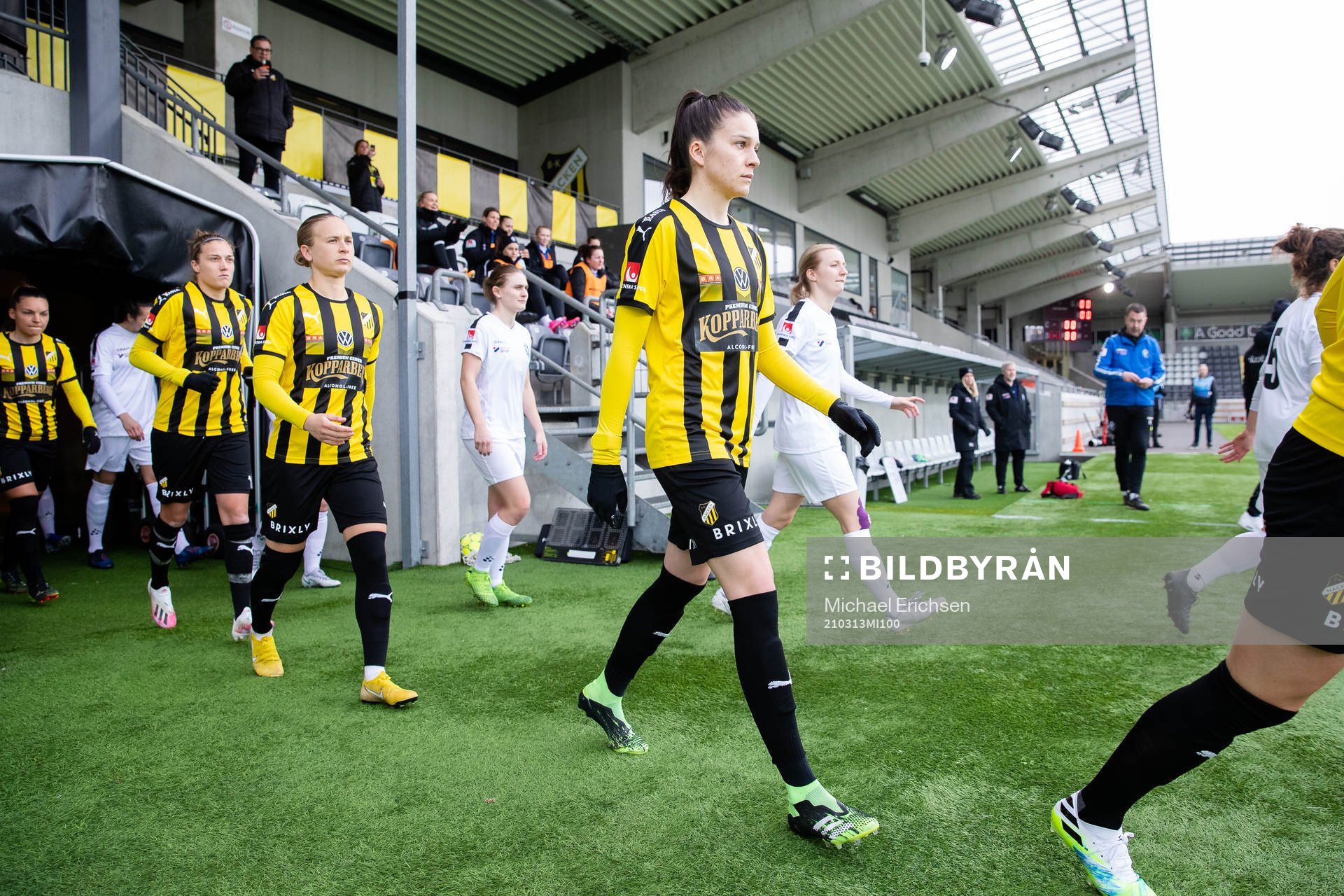 Häckens Anna Julia Csiki innan fotbollsmatchen i Svenska