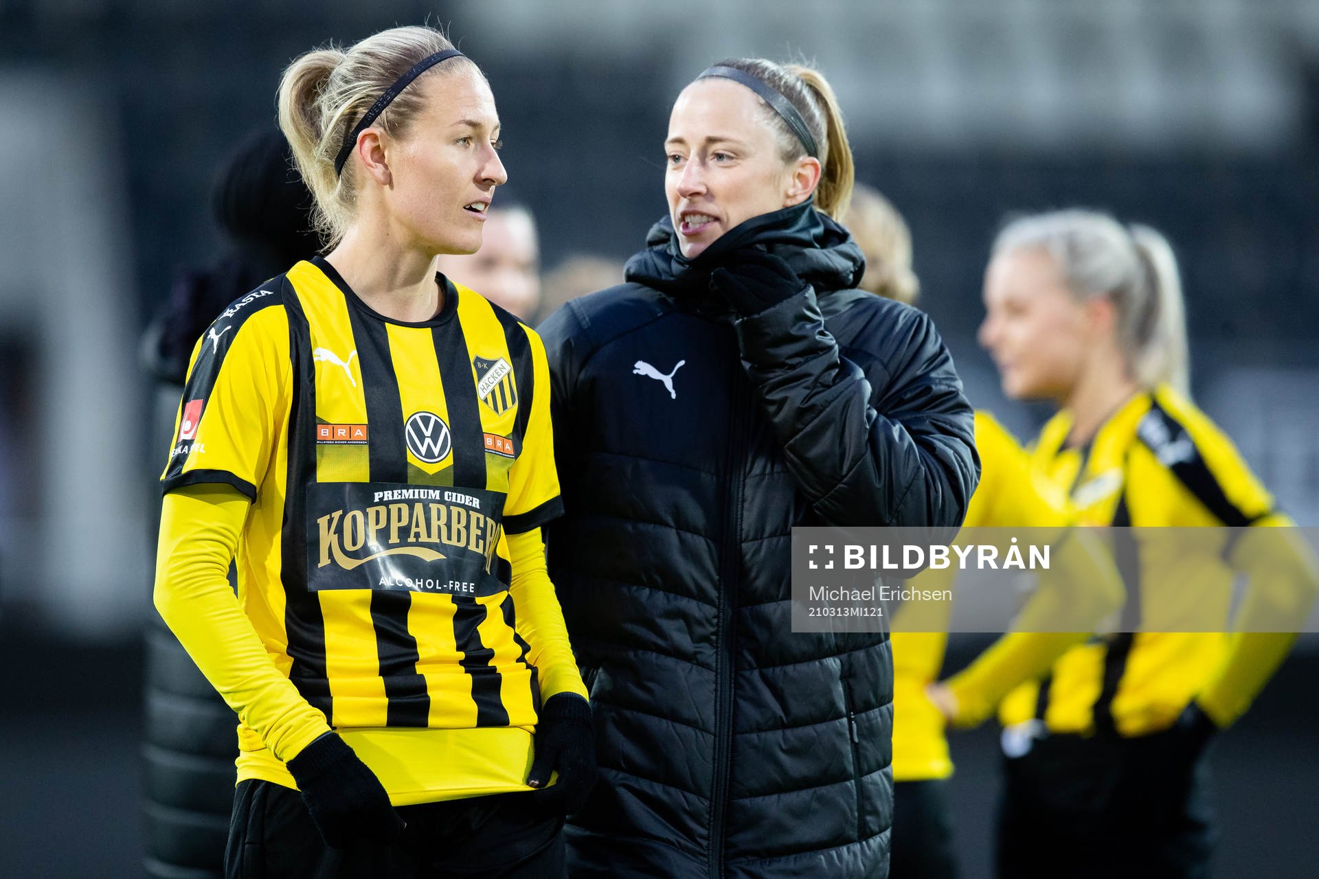 Häckens Emma Kullberg och målvakt Loes Guerts