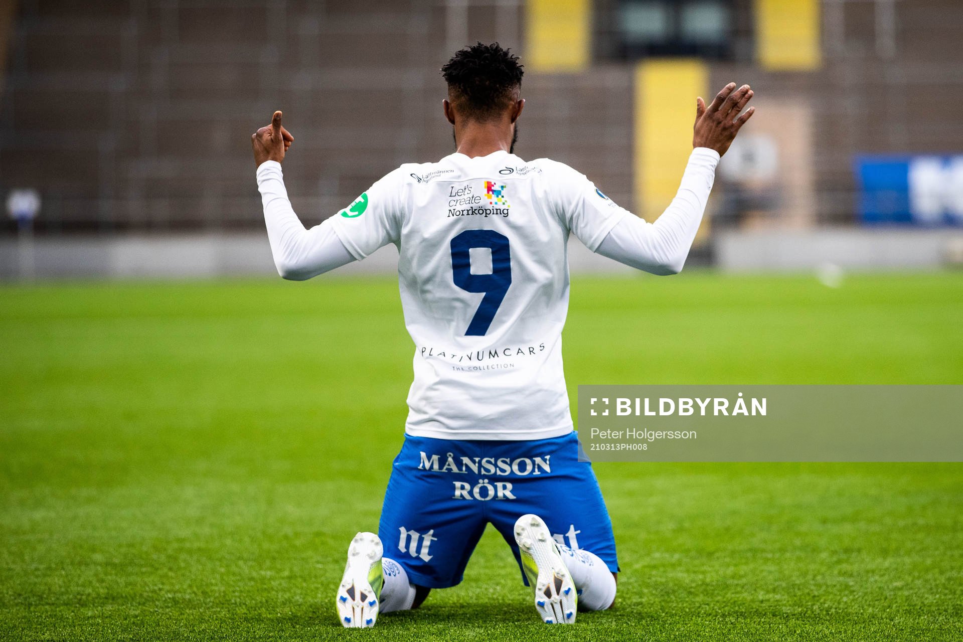 IFK Norrköpings Samuel Adegbenro jublar