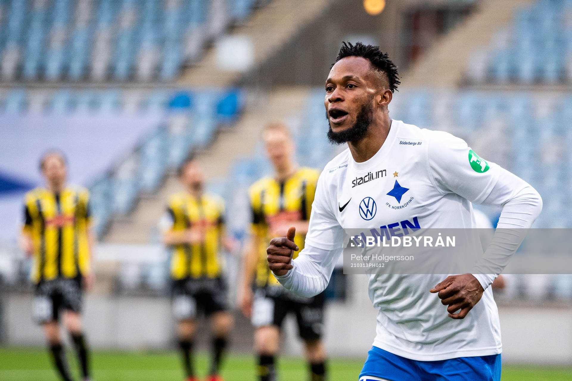 IFK Norrköpings Samuel Adegbenro jublar