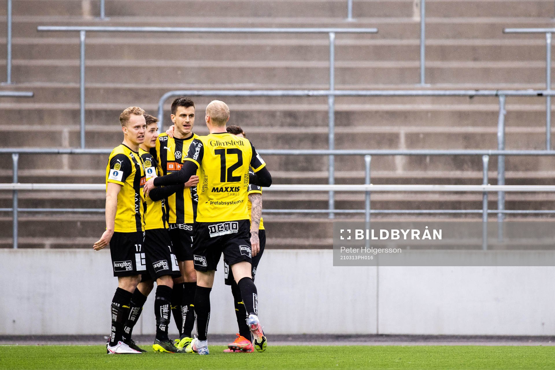 Häckens Alexander Jeremejeff  jublar med lagkamrater
