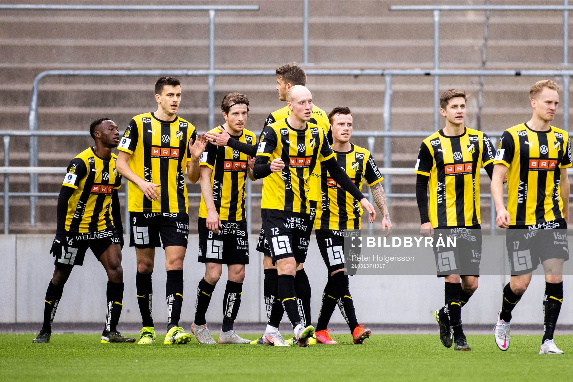Häckens Alexander Jeremejeff  jublar med lagkamrater
