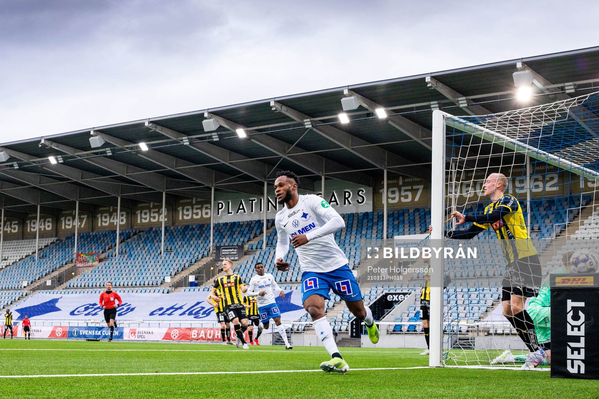 IFK Norrköpings Samuel Adegbenro jublar