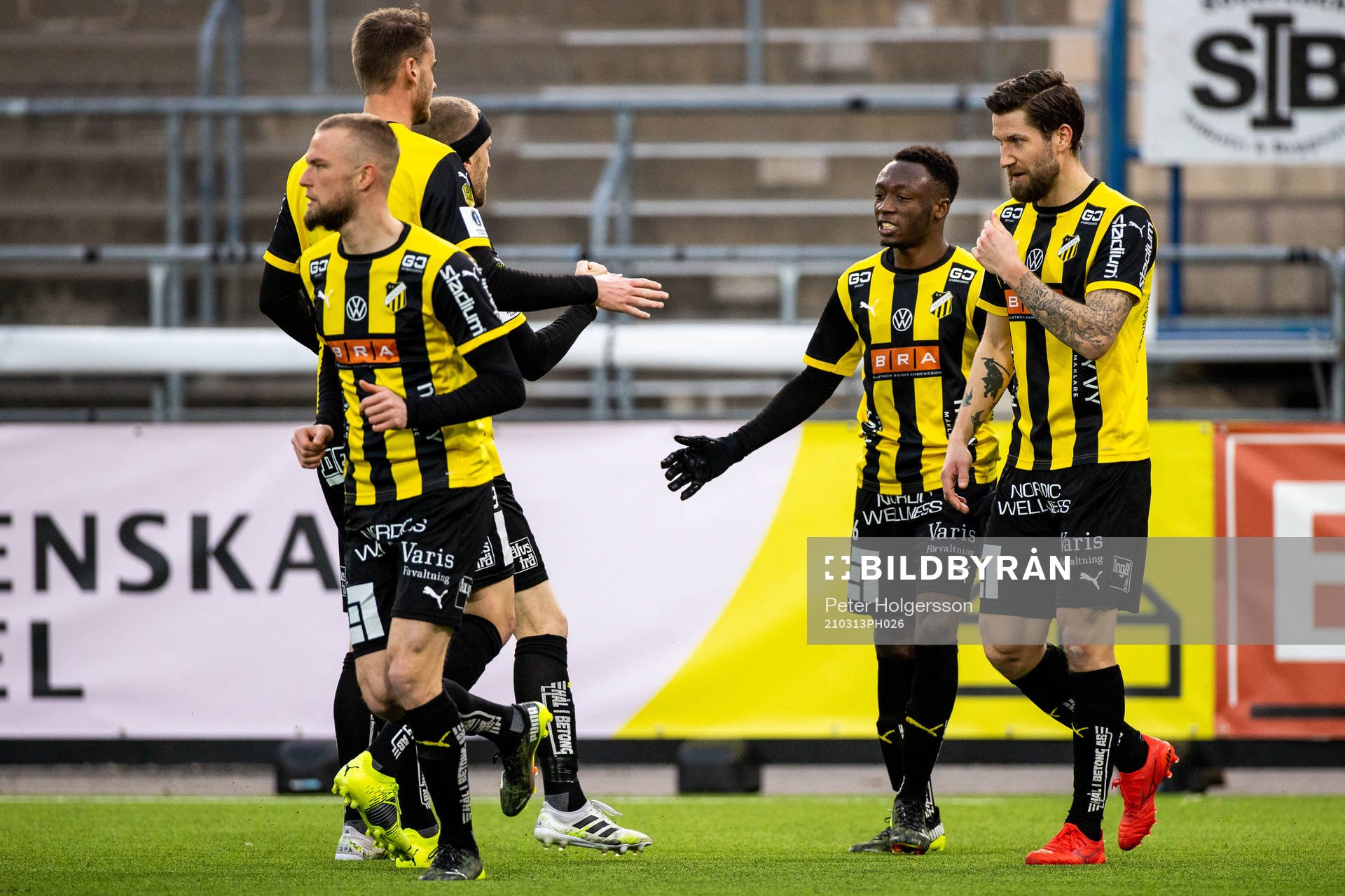 Häckens Benie Adama Traore jublar med lagkamrater