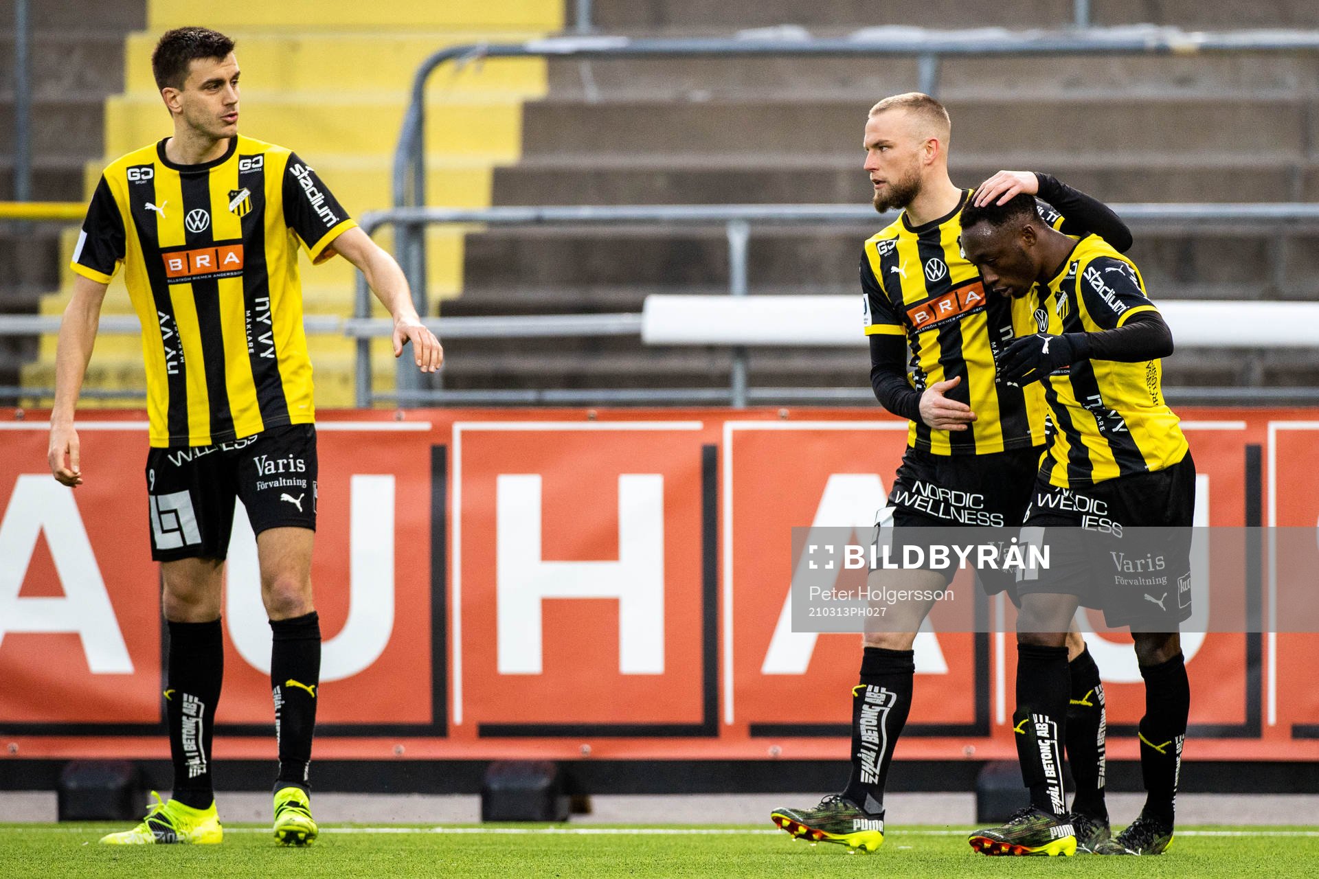 Häckens Alexander Faltsetas och Benie Adama Traore jublar