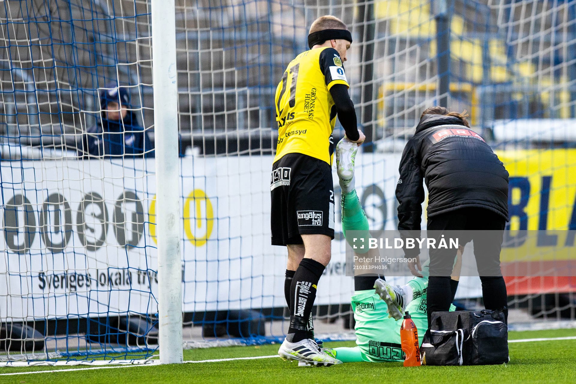 Häckens målvakt Pontus Dahlberg får vård