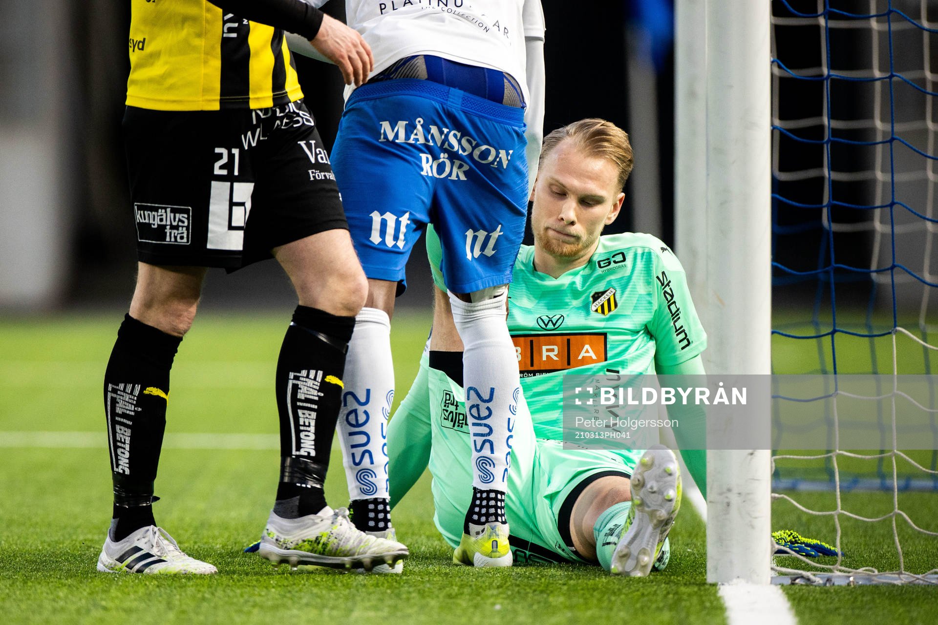 Häckens målvakt Pontus Dahlberg får hjälp att stretcha