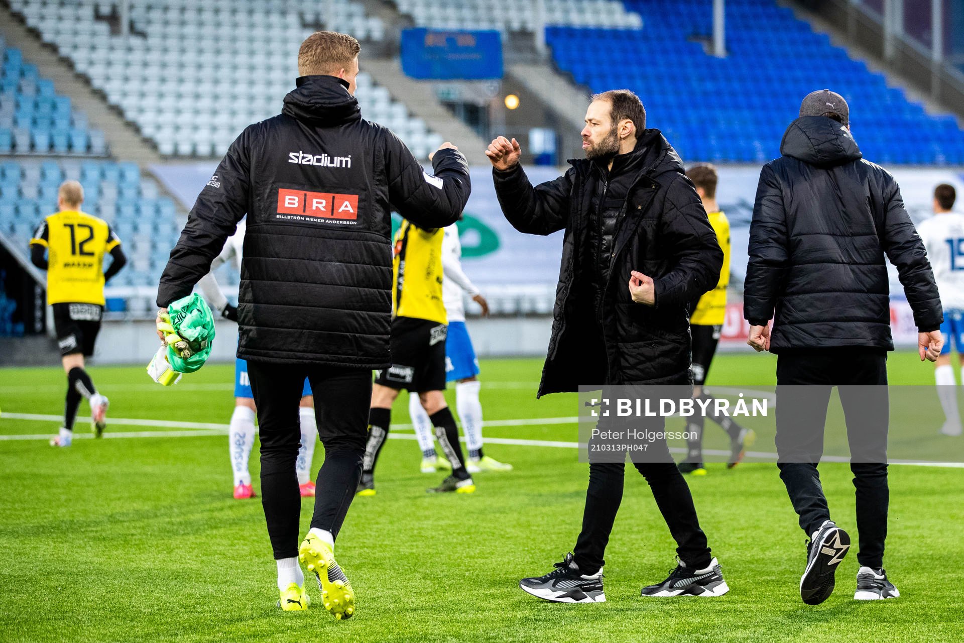 Häckens tränare Andreas Alm jublar